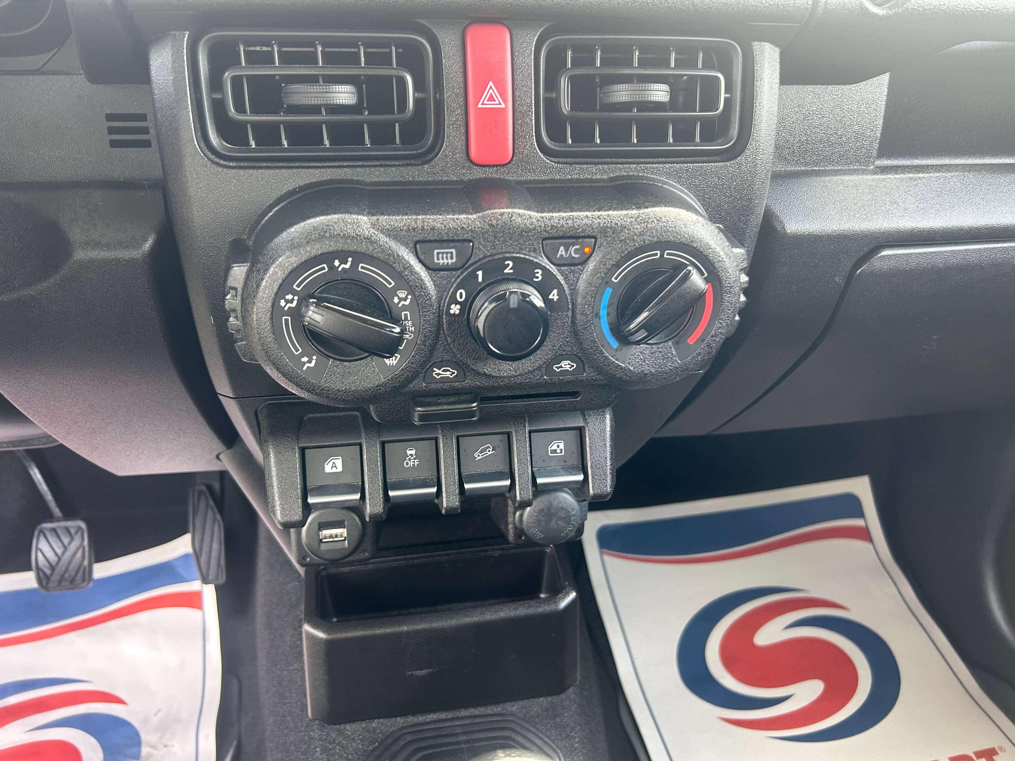 Suzuki Jimny 1.5i 4x4 ALLGRIP 1ER PROPRIO AVEC CARNET COMPLET ***4 PLACES/CLIM***
