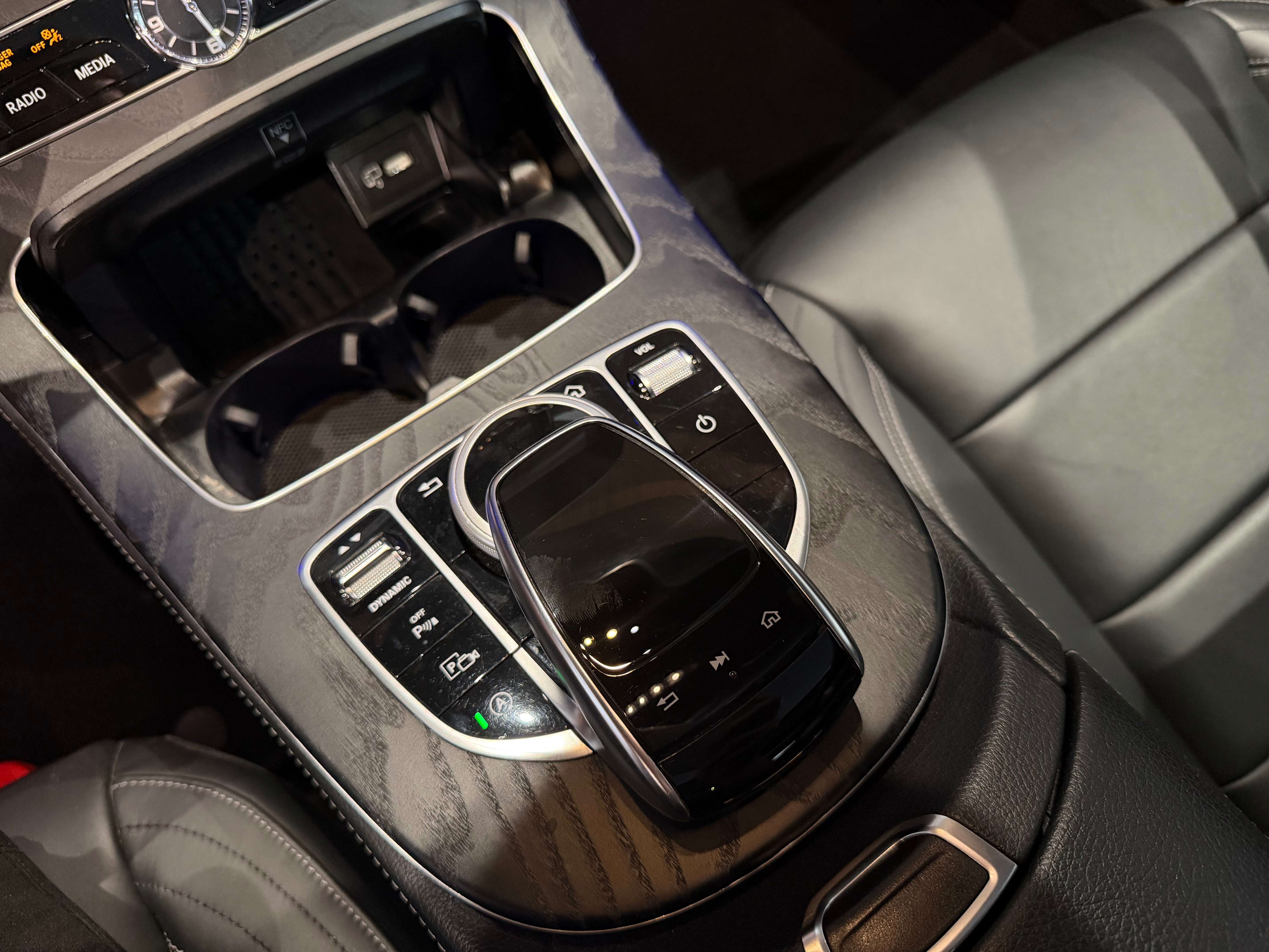 Mercedes-Benz E 220 d - AMG LINE - AUTOMATIQUE - GARANTIE 12MOIS - FULL OPTIONS - 1ERPRO