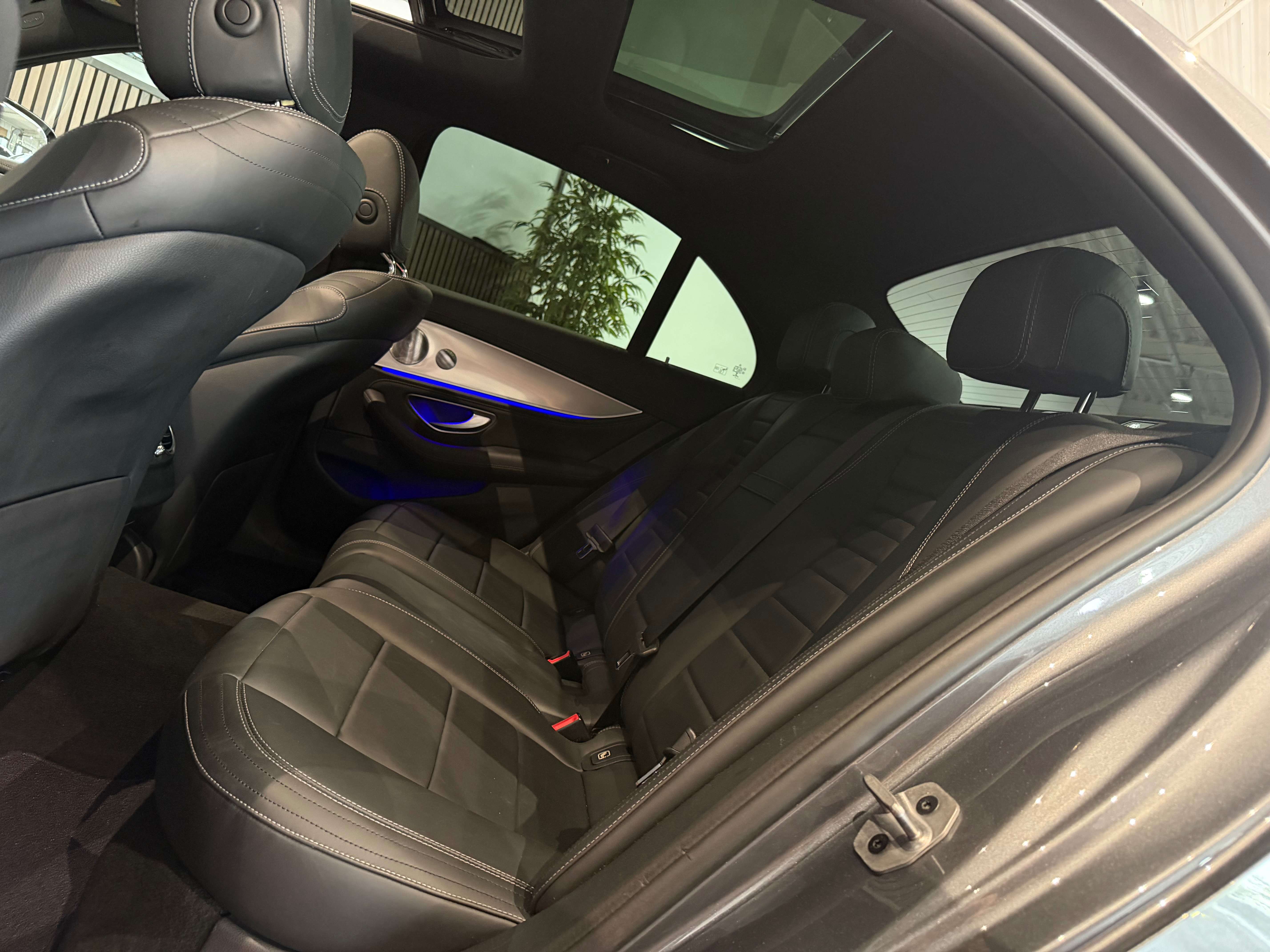 Mercedes-Benz E 220 d - AMG LINE - AUTOMATIQUE - GARANTIE 12MOIS - FULL OPTIONS - 1ERPRO