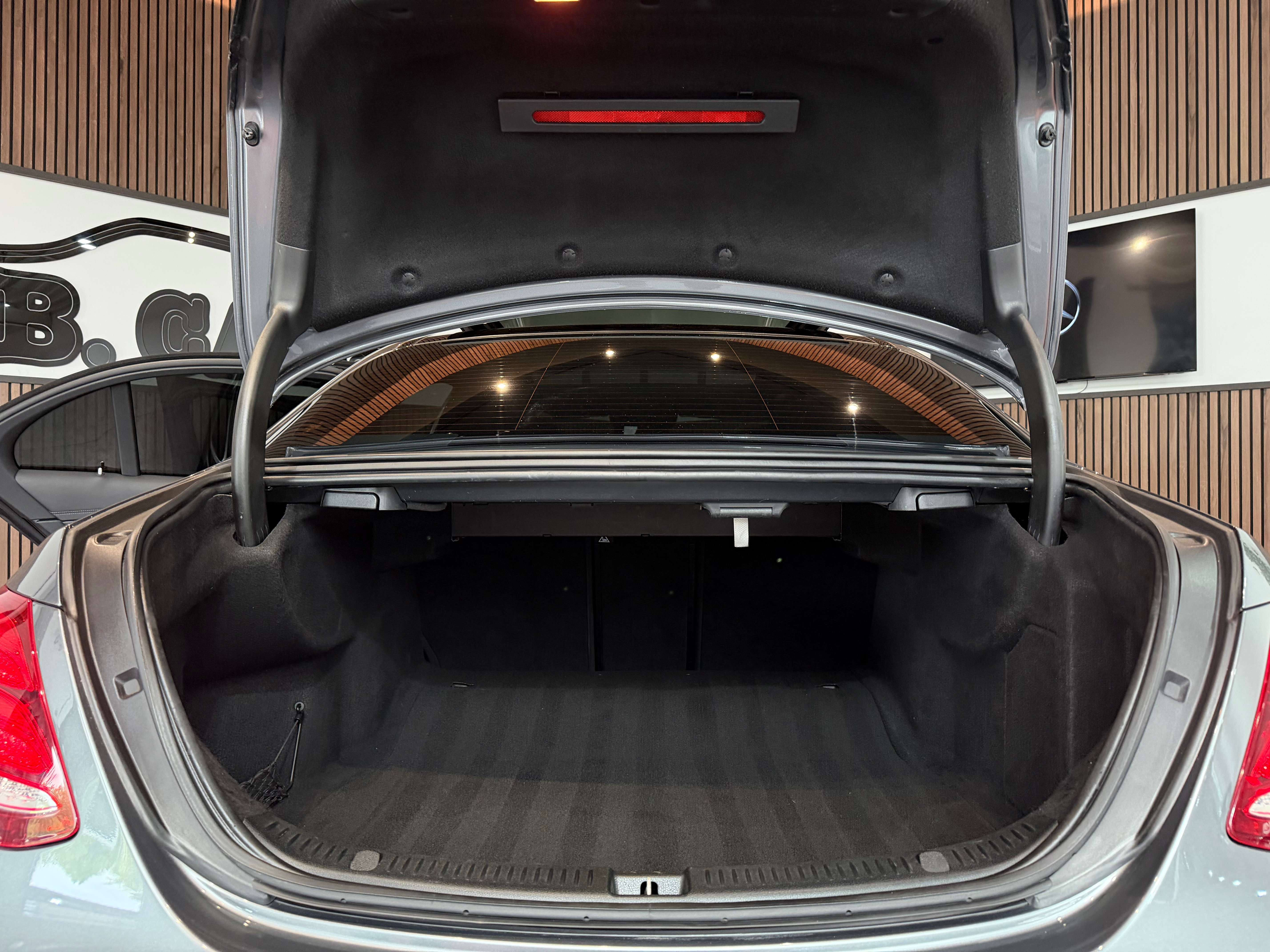 Mercedes-Benz E 220 d - AMG LINE - AUTOMATIQUE - GARANTIE 12MOIS - FULL OPTIONS - 1ERPRO