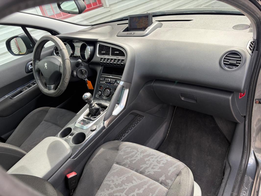 Peugeot 3008 1.6 HDi 112ch Pretium Pack EMBRAYAGE NEUF TOIT PANO GPS BLUETOOTH RÉGULATEUR AUX