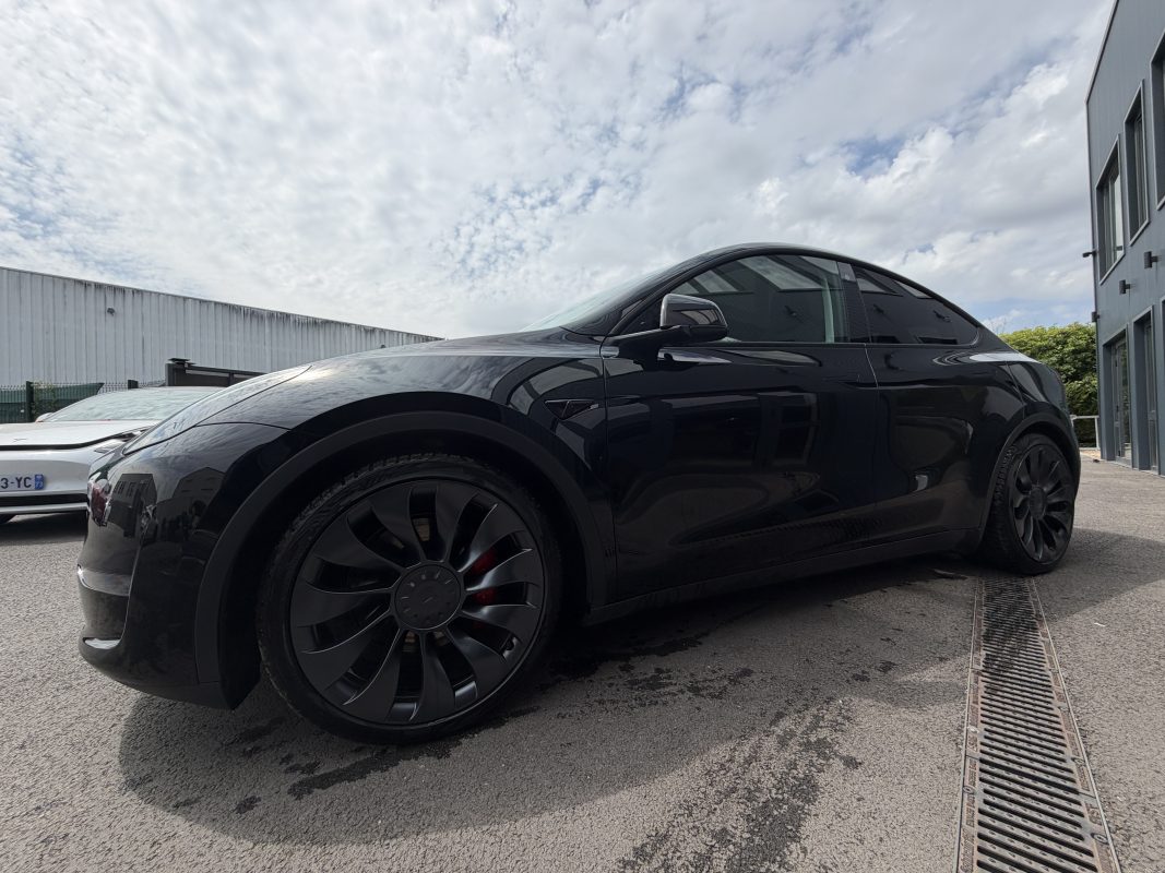 Tesla Model Y PERFORMANCE