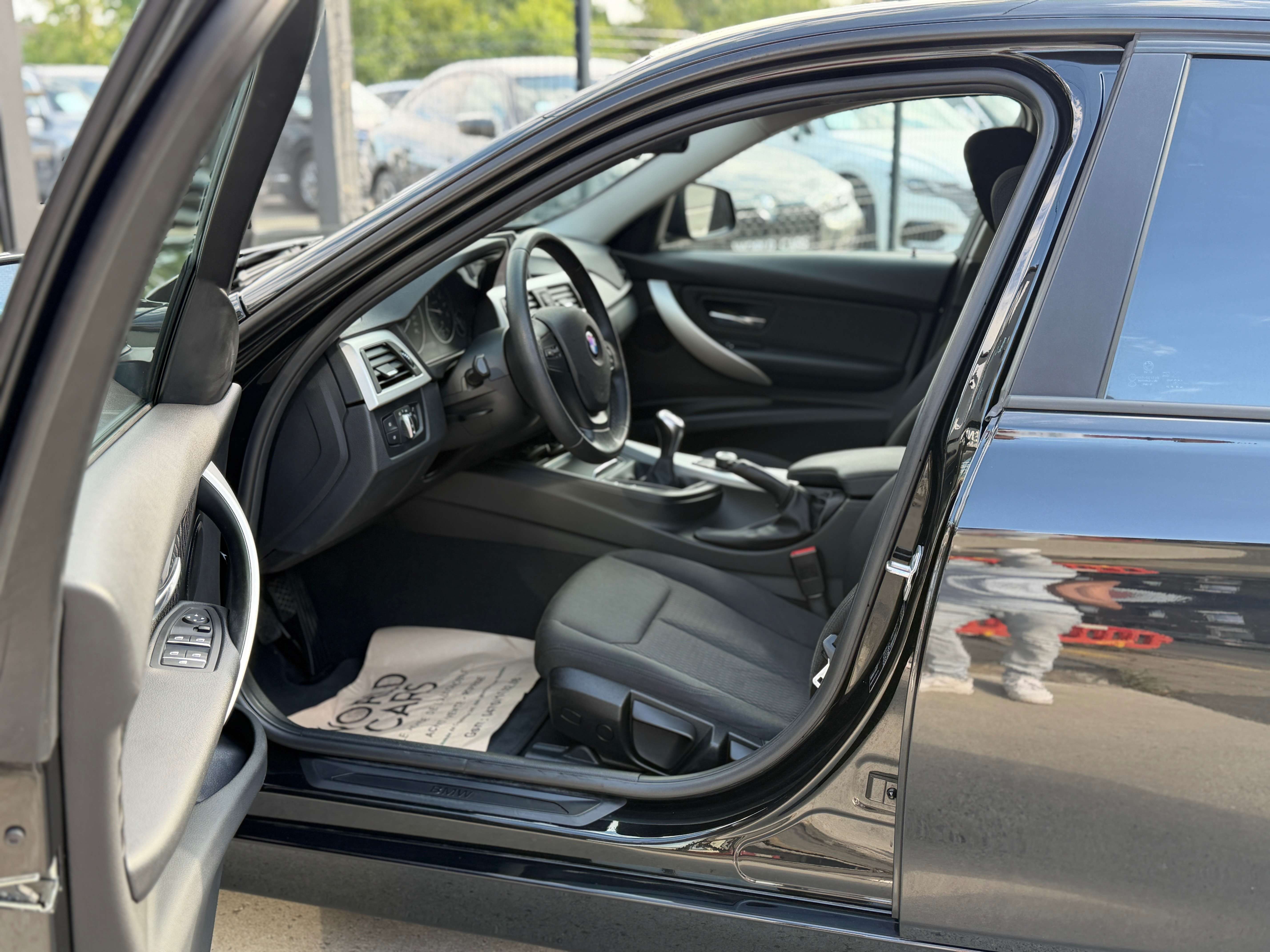 BMW 318 318i BUSINESS EDITION - BOITE MANU - PARK ASSIST - GARANTIE 12 MOIS