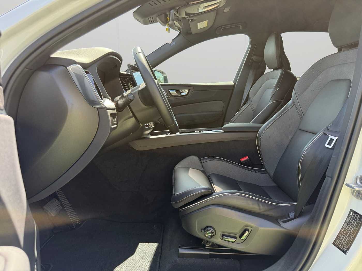 Volvo XC60 Black Edition Plus, T6 AWD Plug-in Hybrid, Elektrisch/Benzin