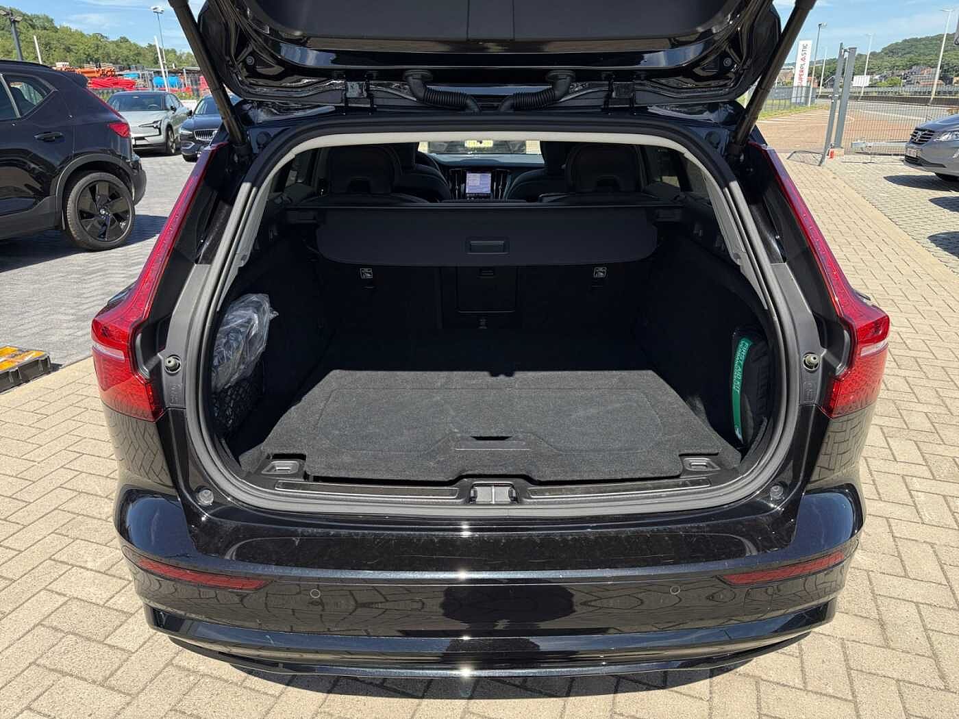 Volvo V60 Plus, T6 AWD Plug-in Hybrid, Elektrisch/Benzin, Dark