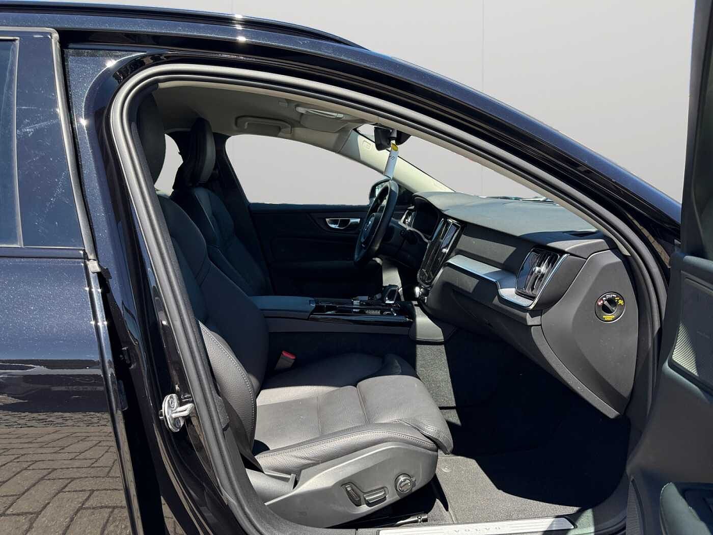 Volvo V60 Plus, T6 AWD Plug-in Hybrid, Electrique/essence, Dark