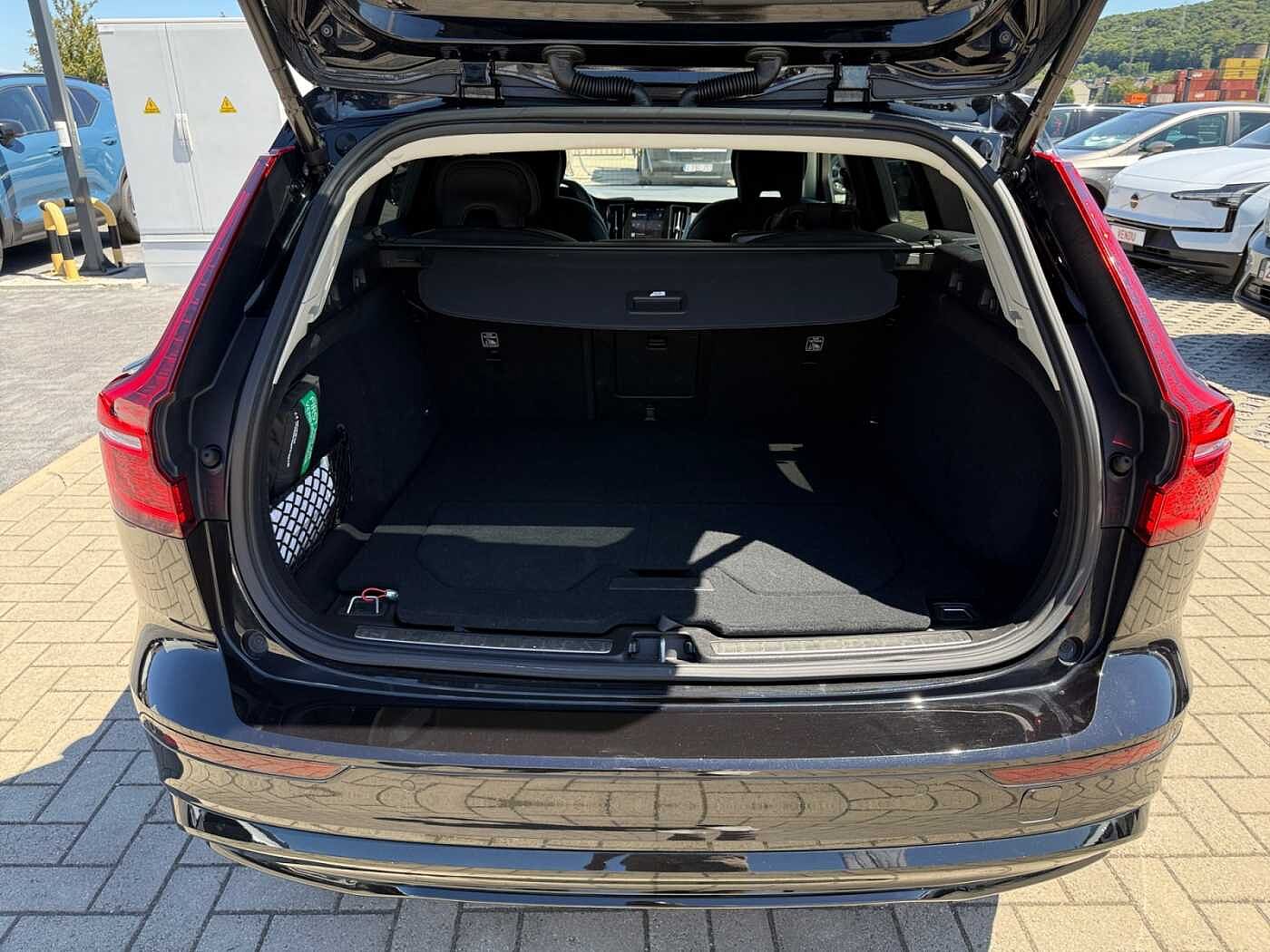 Volvo V60 Plus, T6 AWD Plug-in Hybrid, Electrique/essence, Dark