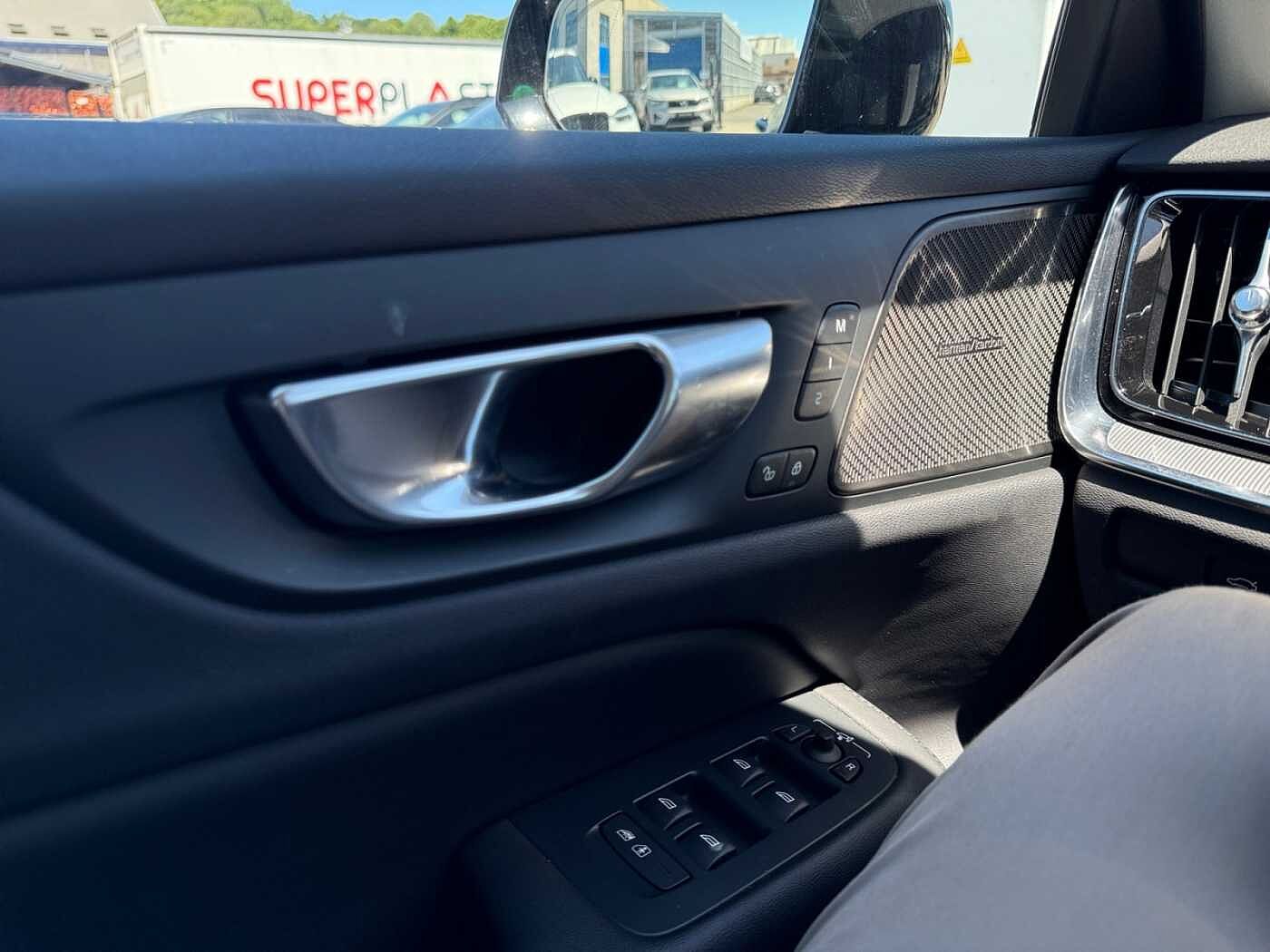 Volvo V60 Plus, T6 AWD Plug-in Hybrid, Electrique/essence, Dark