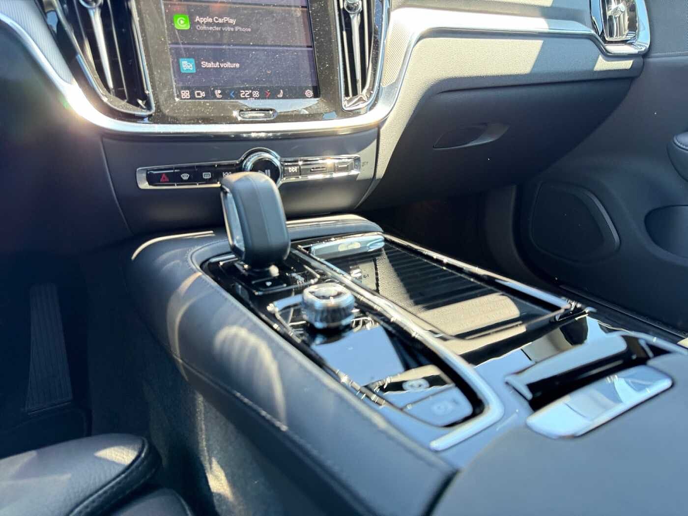 Volvo V60 Plus, T6 AWD Plug-in Hybrid, Electrique/Essence, Dark