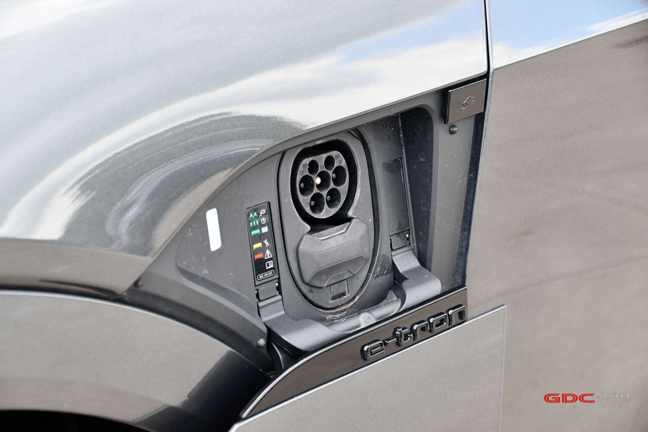 Audi Q8 e-tron Q8 Sportback e-Tron l 106 kWh l Quattro l S line l Camera l Panodak l Trekhaak