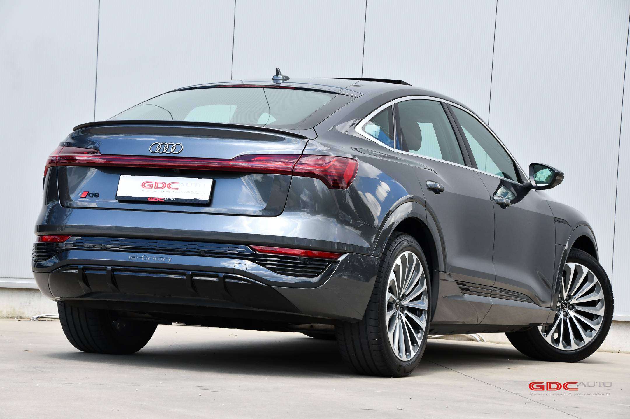 Audi Q8 e-tron Q8 Sportback e-Tron l 106 kWh l Quattro l S line l Camera l Panodak l Trekhaak