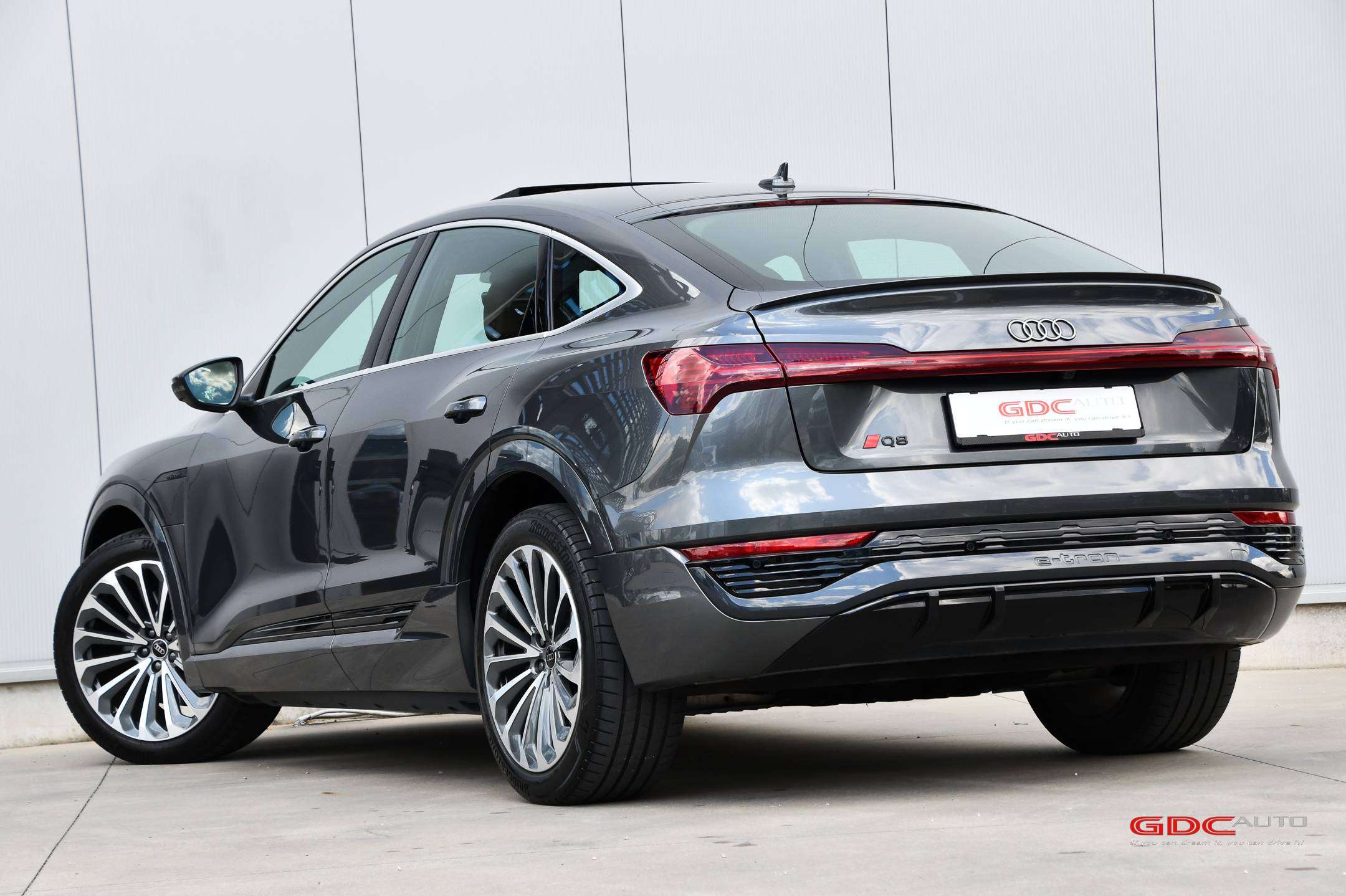 Audi Q8 e-tron Q8 Sportback e-Tron l 106 kWh l Quattro l S line l Camera l Panodak l Trekhaak