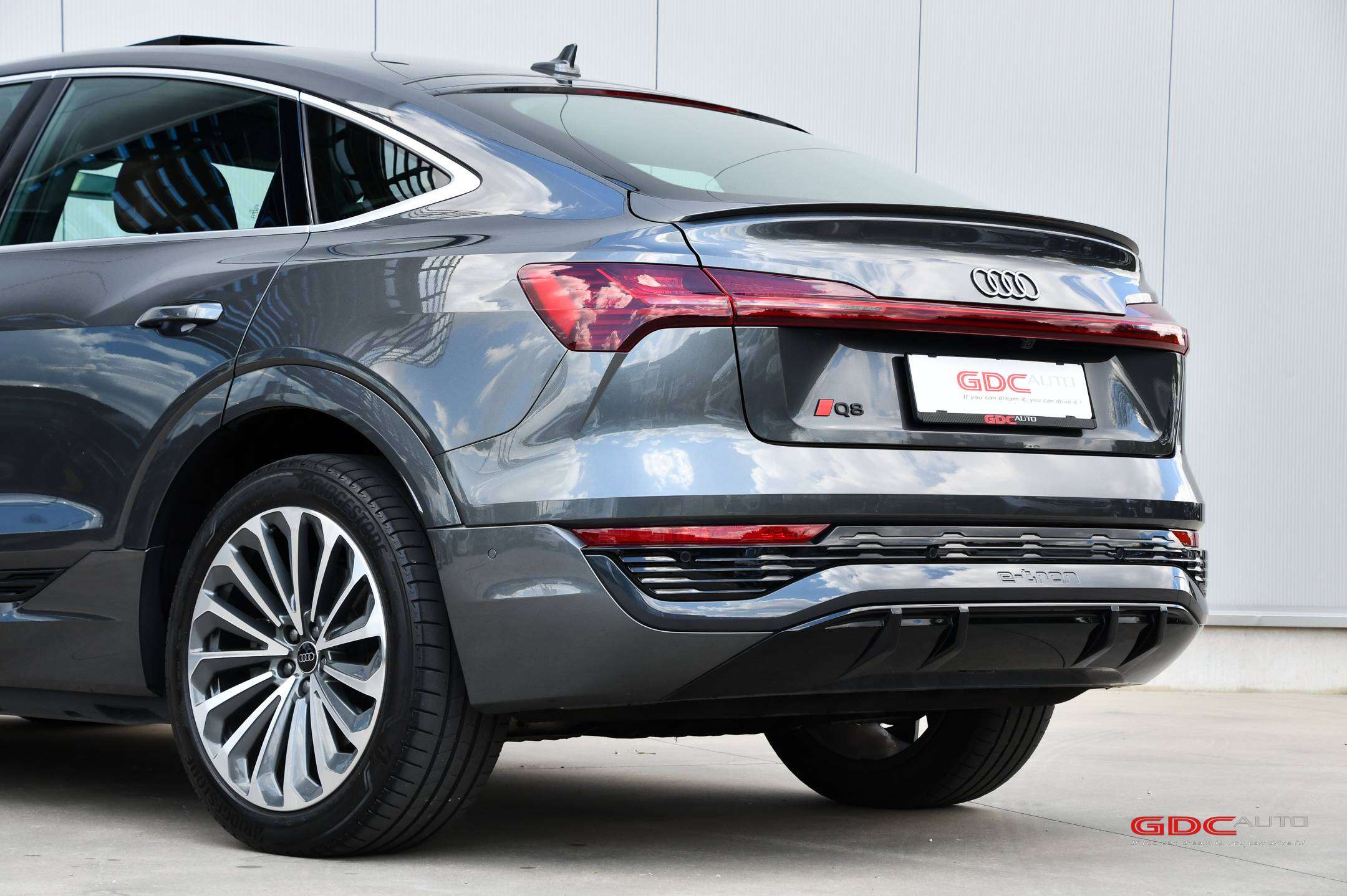 Audi Q8 e-tron Q8 Sportback e-Tron l 106 kWh l Quattro l S line l Camera l Panodak l Trekhaak
