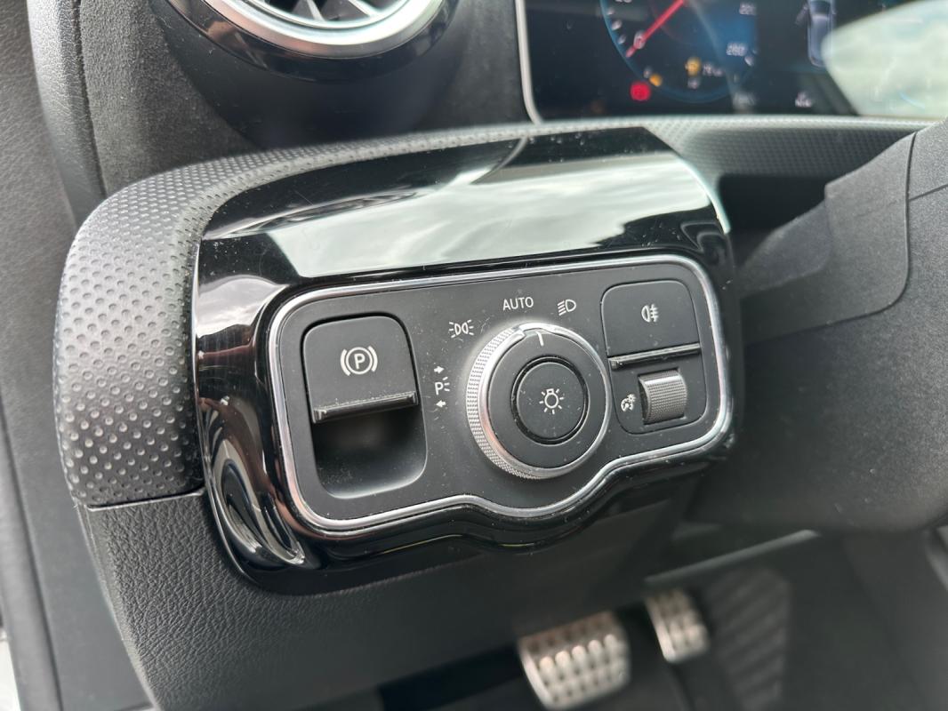Mercedes-Benz Classe A 180 d 7G-DCT AMG Line TOIT OUVRANT/CAMERA DE RECUL/GARANTIE 12 MOIS