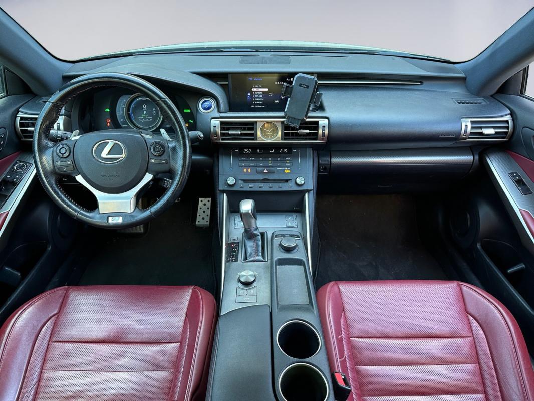 Lexus Is 300h F Sport / GARANTIE 12 MOIS ENTRETIEN COMPLET SIÈGES CHAUFFANTS ET VENTILÉS
