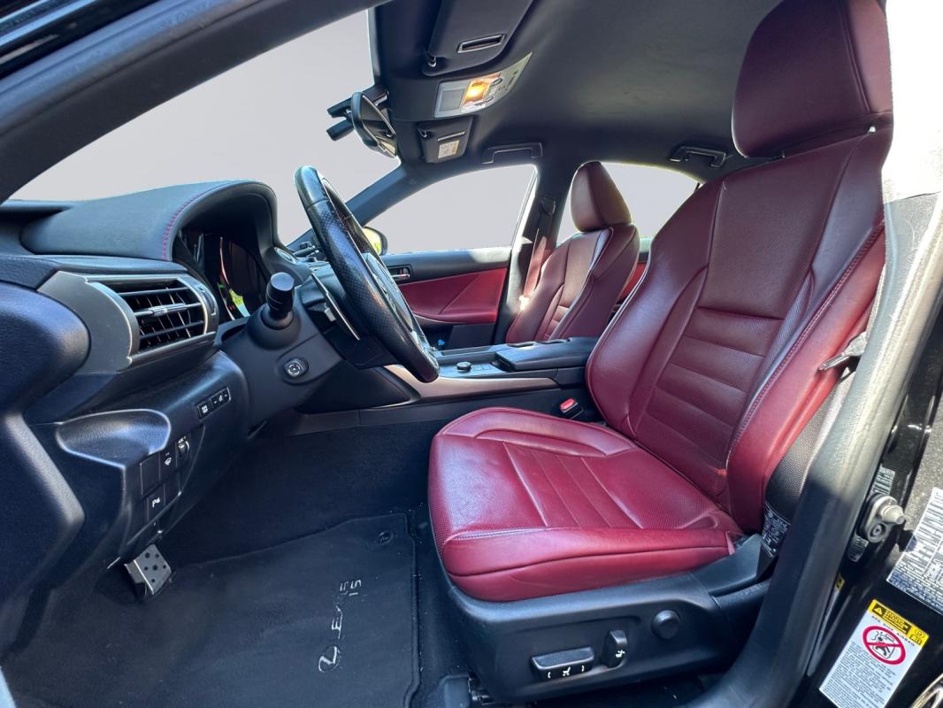 Lexus Is 300h F Sport / GARANTIE 12 MOIS ENTRETIEN COMPLET SIÈGES CHAUFFANTS ET VENTILÉS