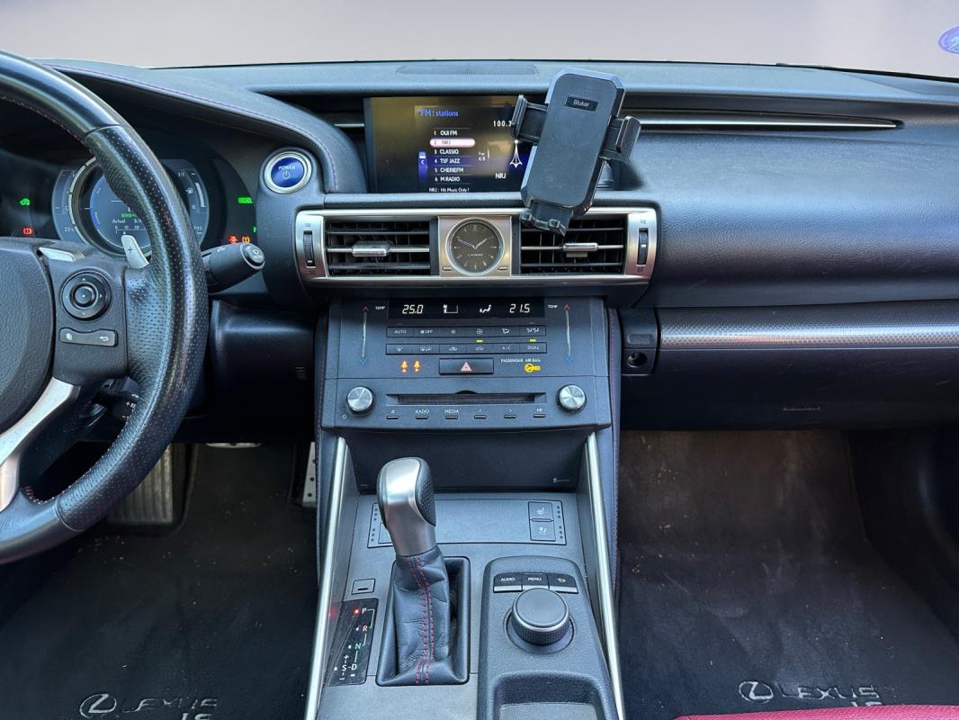 Lexus Is 300h F Sport / GARANTIE 12 MOIS ENTRETIEN COMPLET SIÈGES CHAUFFANTS ET VENTILÉS