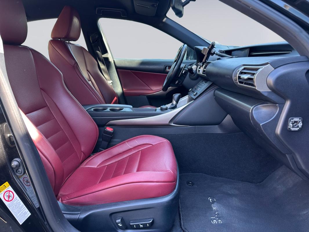 Lexus Is 300h F Sport / GARANTIE 12 MOIS ENTRETIEN COMPLET SIÈGES CHAUFFANTS ET VENTILÉS