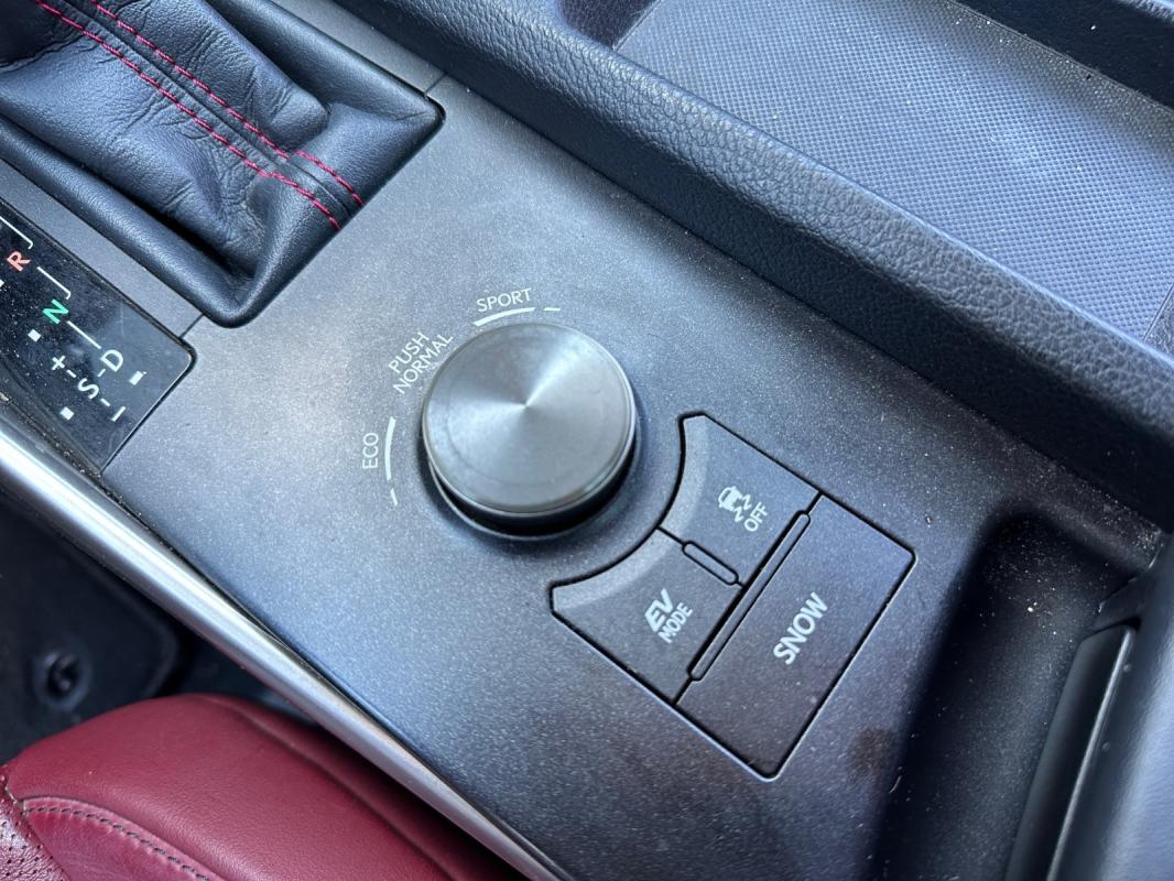 Lexus Is 300h F Sport / GARANTIE 12 MOIS ENTRETIEN COMPLET SIÈGES CHAUFFANTS ET VENTILÉS