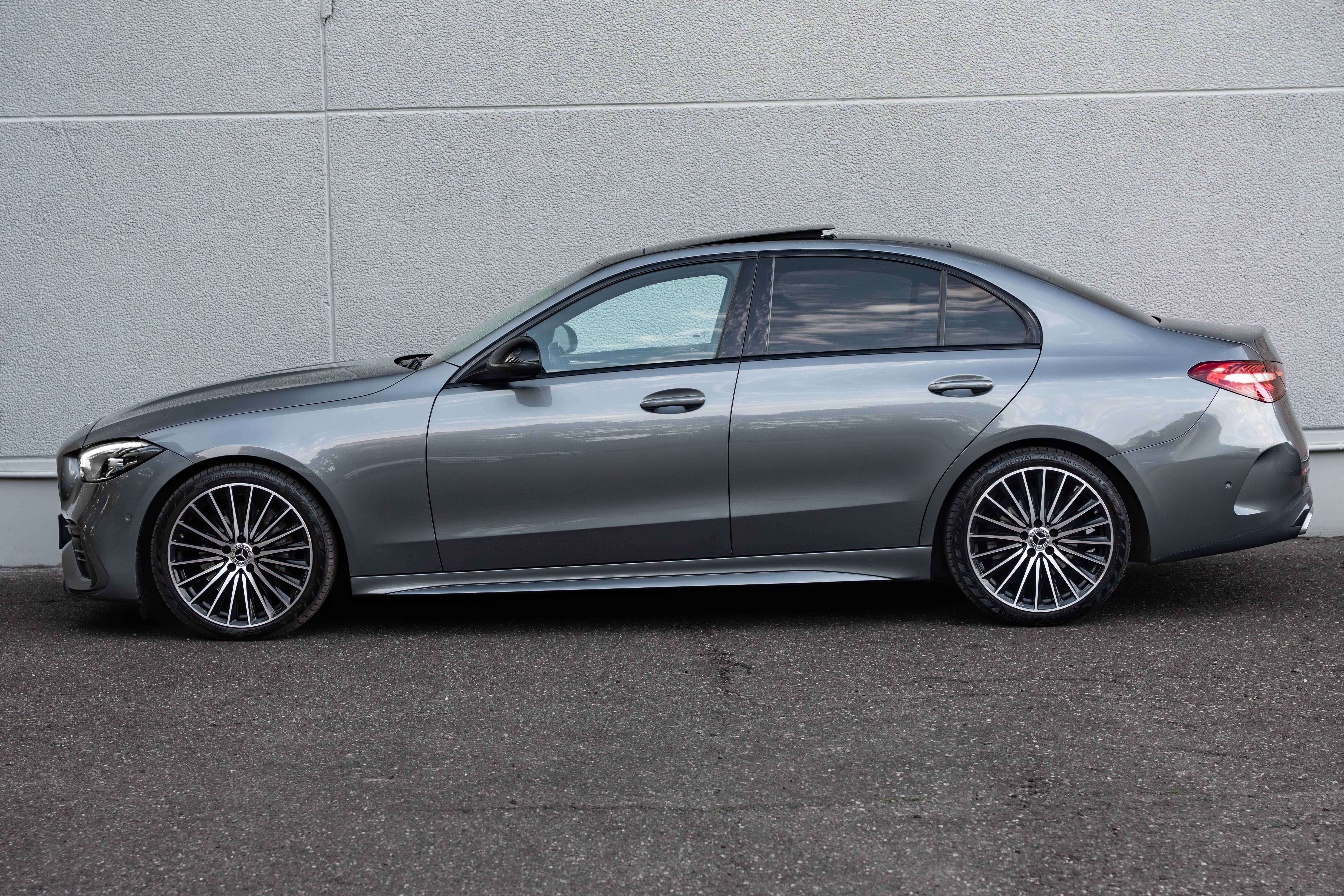 Mercedes-Benz C 180 AMG PANO/LED/19"/LANEKEEP/CAMERA/AMBIENTE/CARPLAY