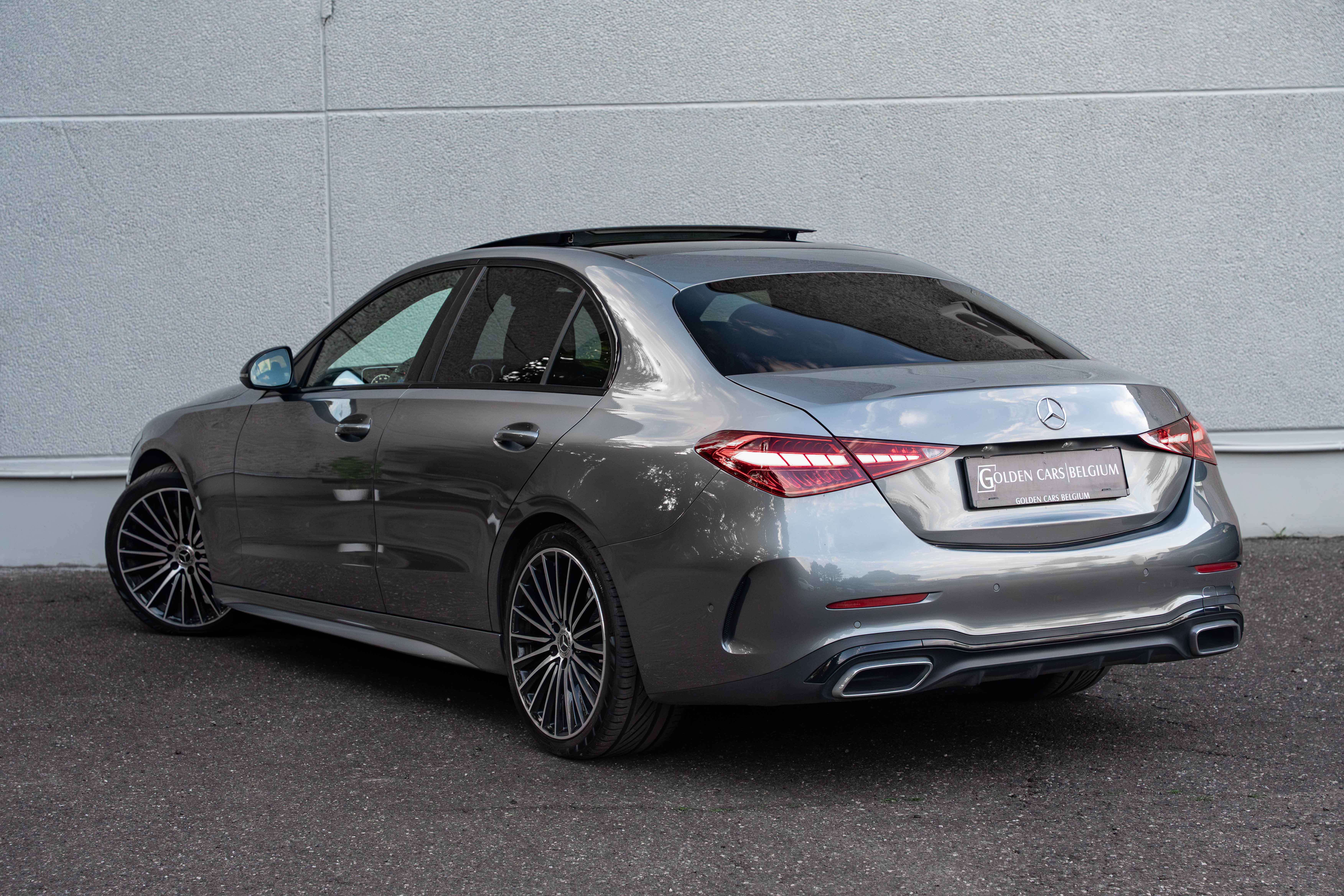 Mercedes-Benz C 180 AMG PANO/LED/19"/LANEKEEP/CAMERA/AMBIENTE/CARPLAY