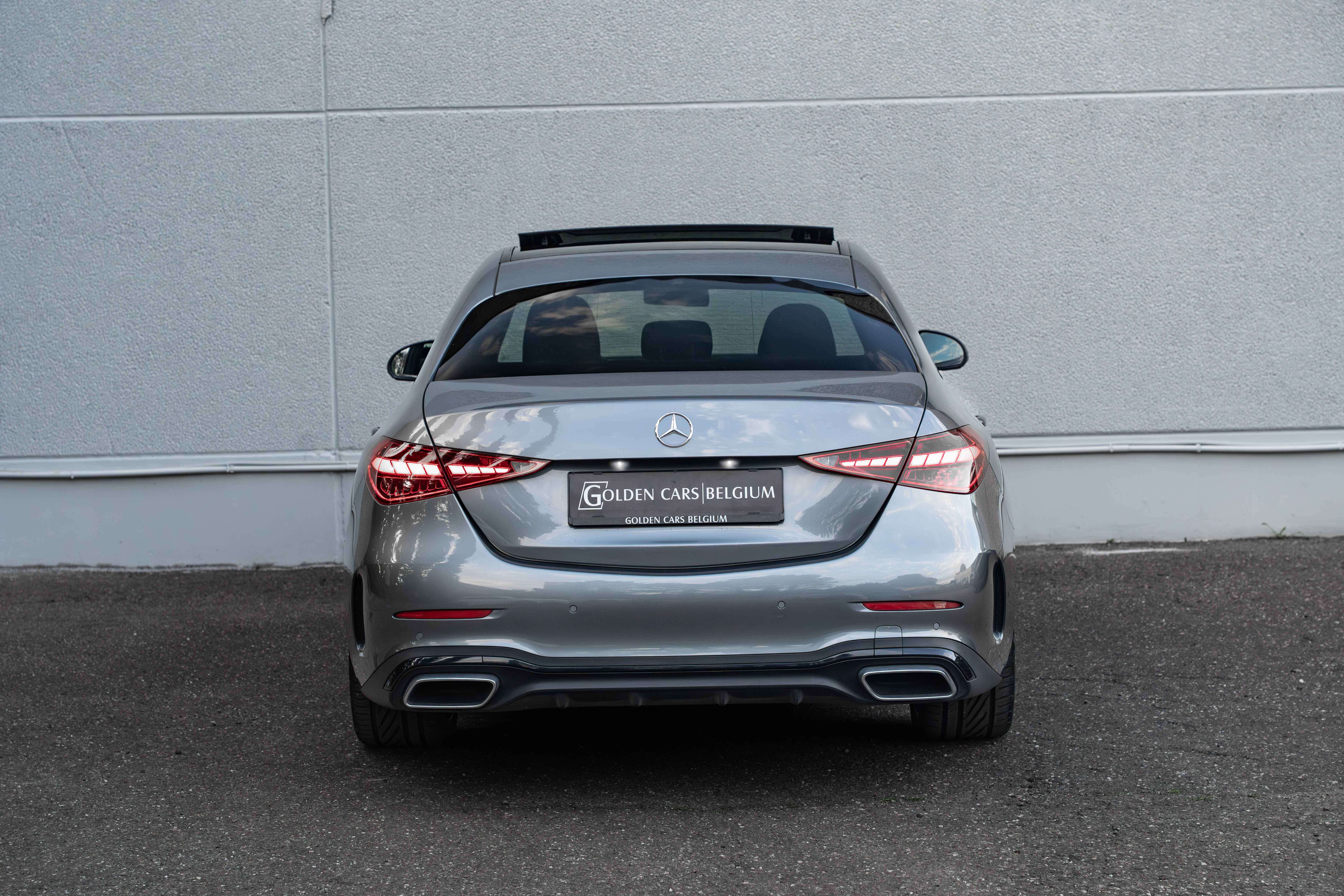Mercedes-Benz C 180 AMG PANO/LED/19"/LANEKEEP/CAMERA/AMBIENTE/CARPLAY