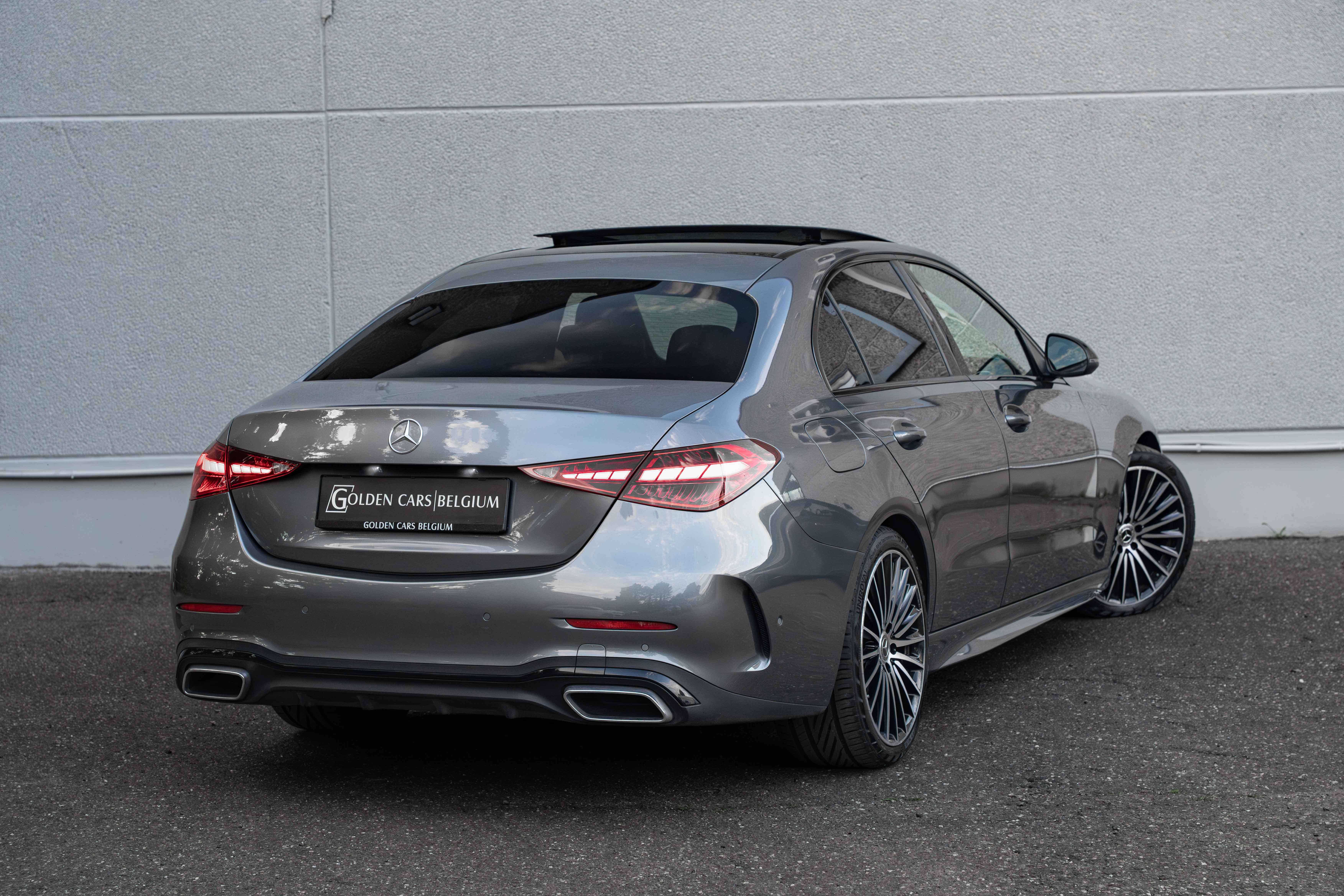Mercedes-Benz C 180 AMG PANO/LED/19"/LANEKEEP/CAMERA/AMBIENTE/CARPLAY