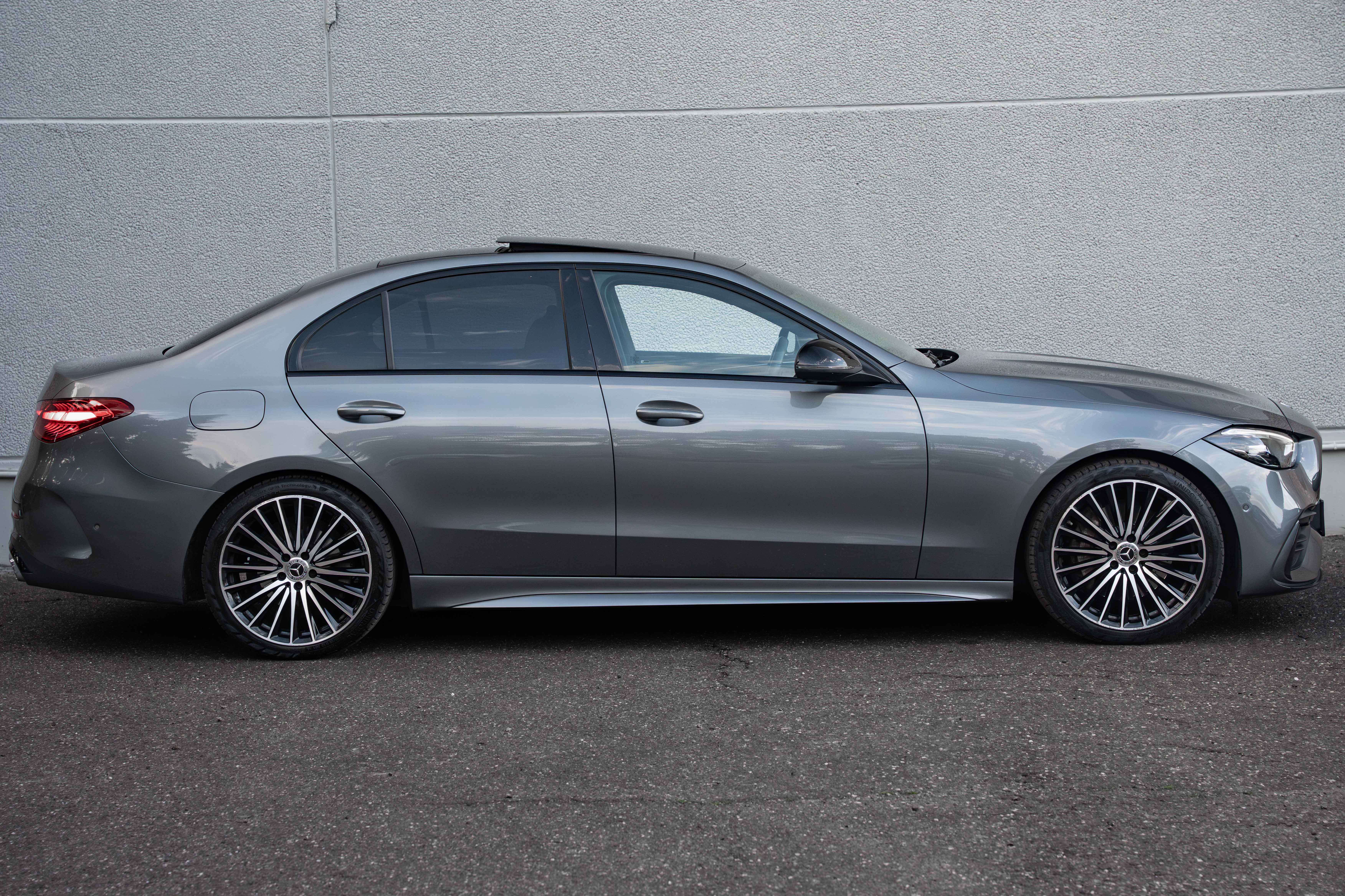 Mercedes-Benz C 180 AMG PANO/LED/19"/LANEKEEP/CAMERA/AMBIENTE/CARPLAY