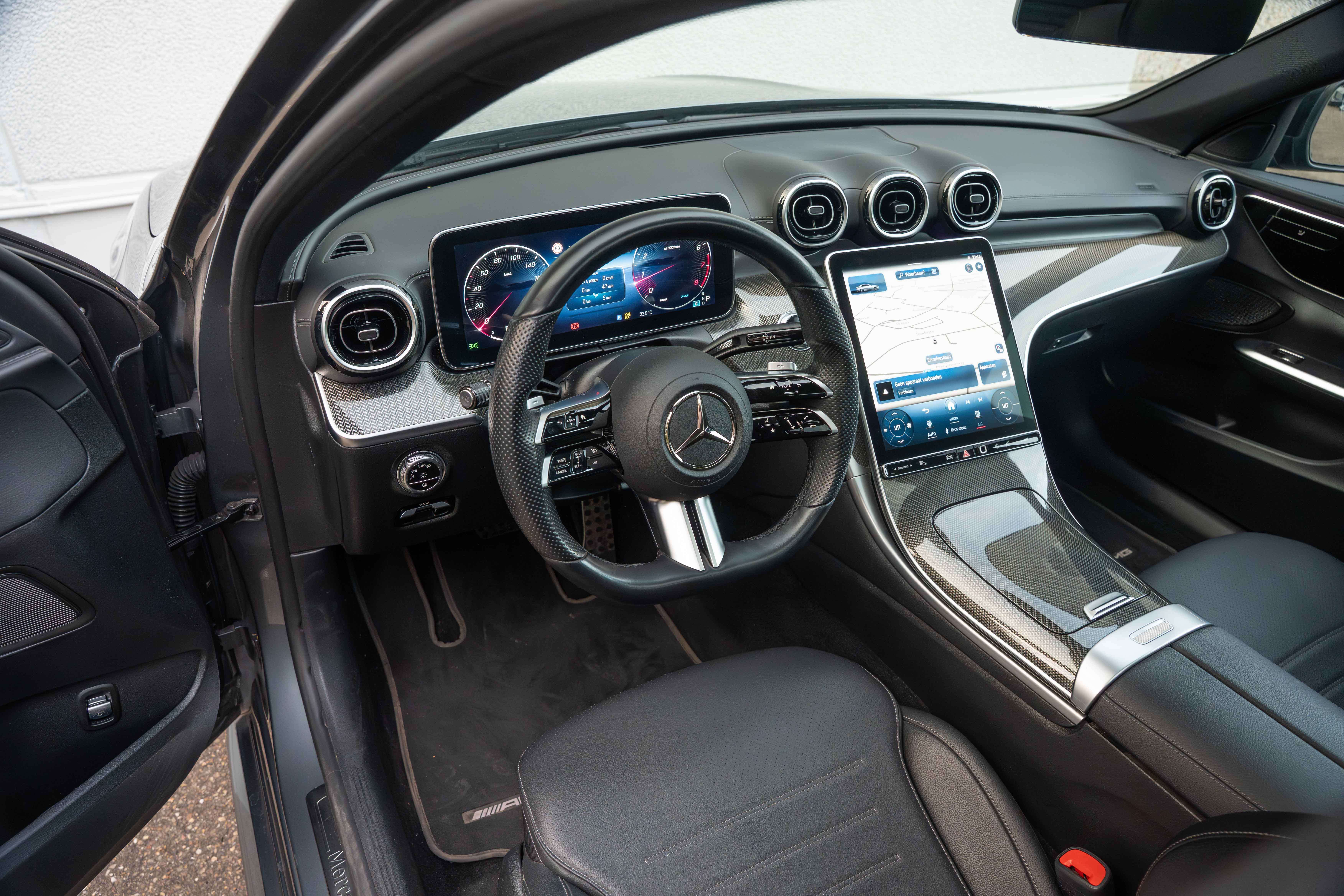 Mercedes-Benz C 180 AMG PANO/LED/19"/LANEKEEP/CAMERA/AMBIENTE/CARPLAY