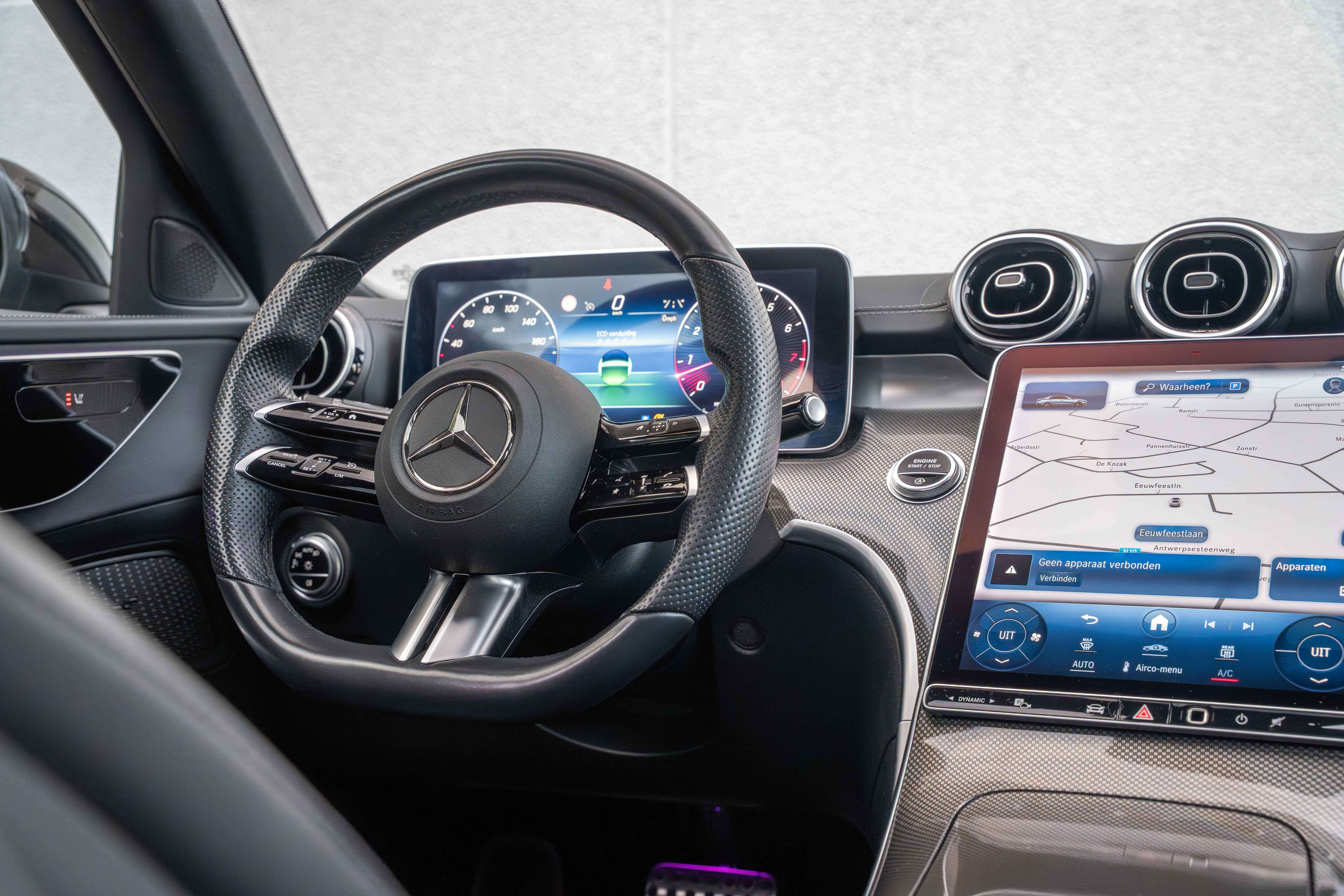 Mercedes-Benz C 180 AMG PANO/LED/19"/LANEKEEP/CAMERA/AMBIENTE/CARPLAY