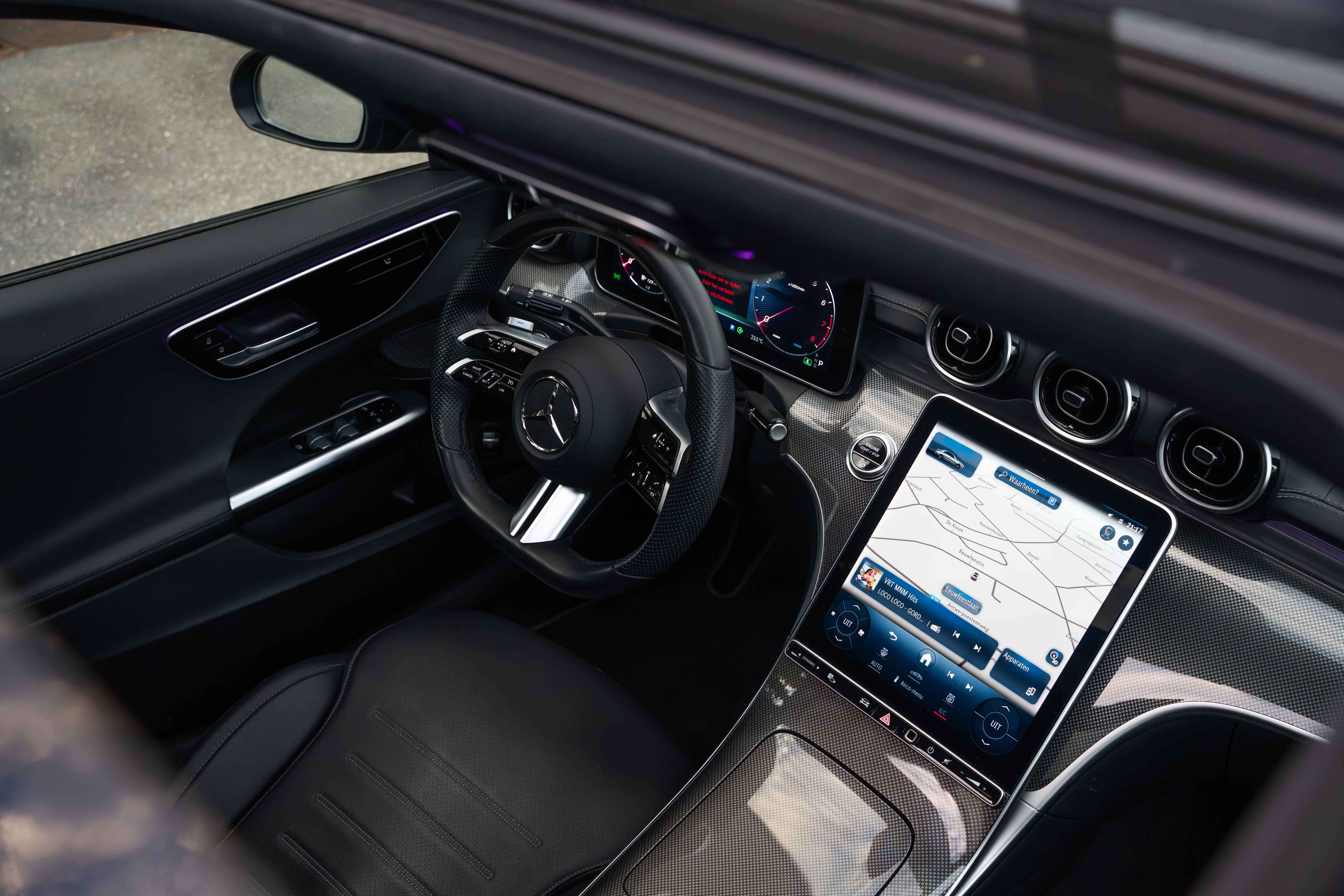 Mercedes-Benz C 180 AMG PANO/LED/19"/LANEKEEP/CAMERA/AMBIENTE/CARPLAY