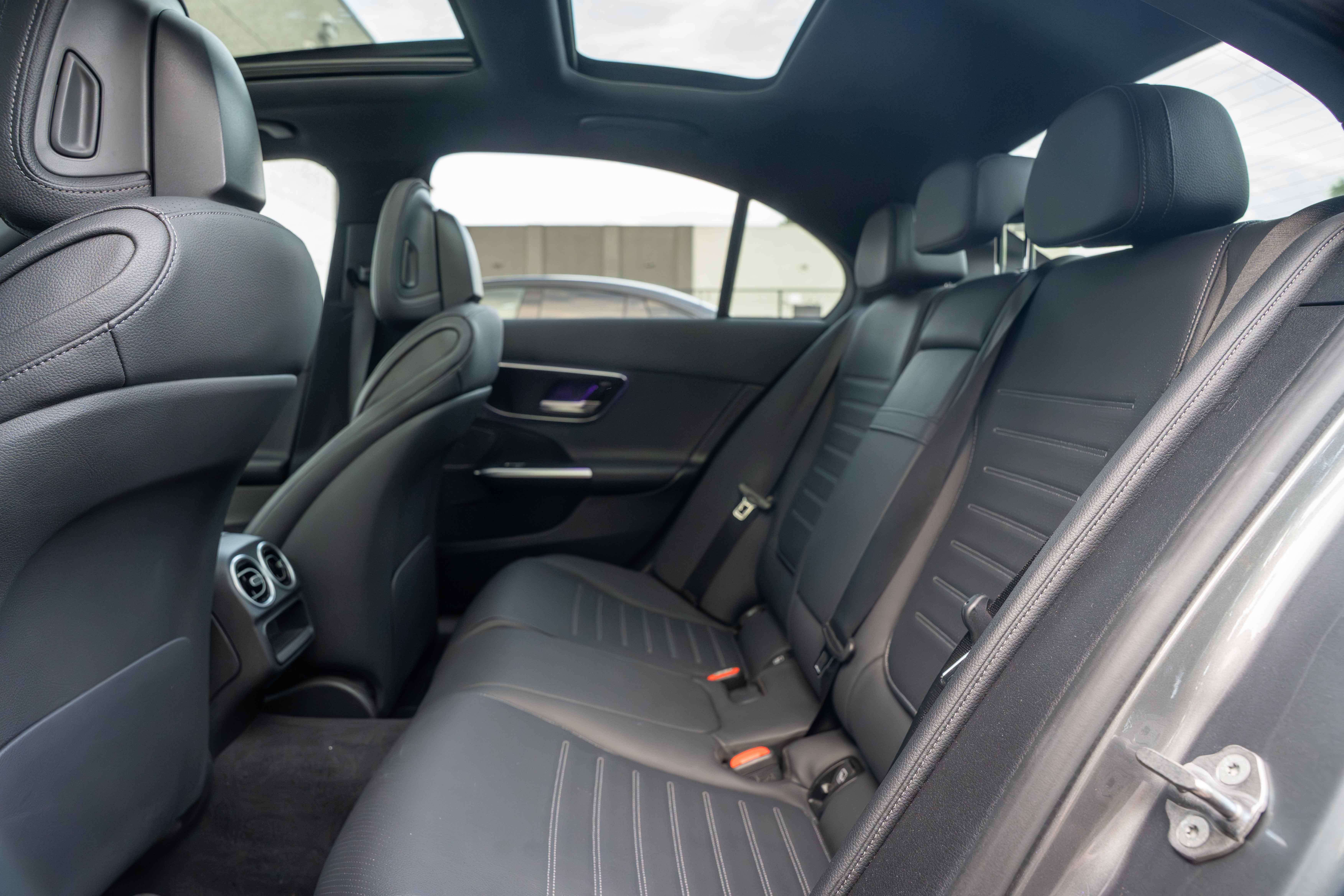 Mercedes-Benz C 180 AMG PANO/LED/19"/LANEKEEP/CAMERA/AMBIENTE/CARPLAY