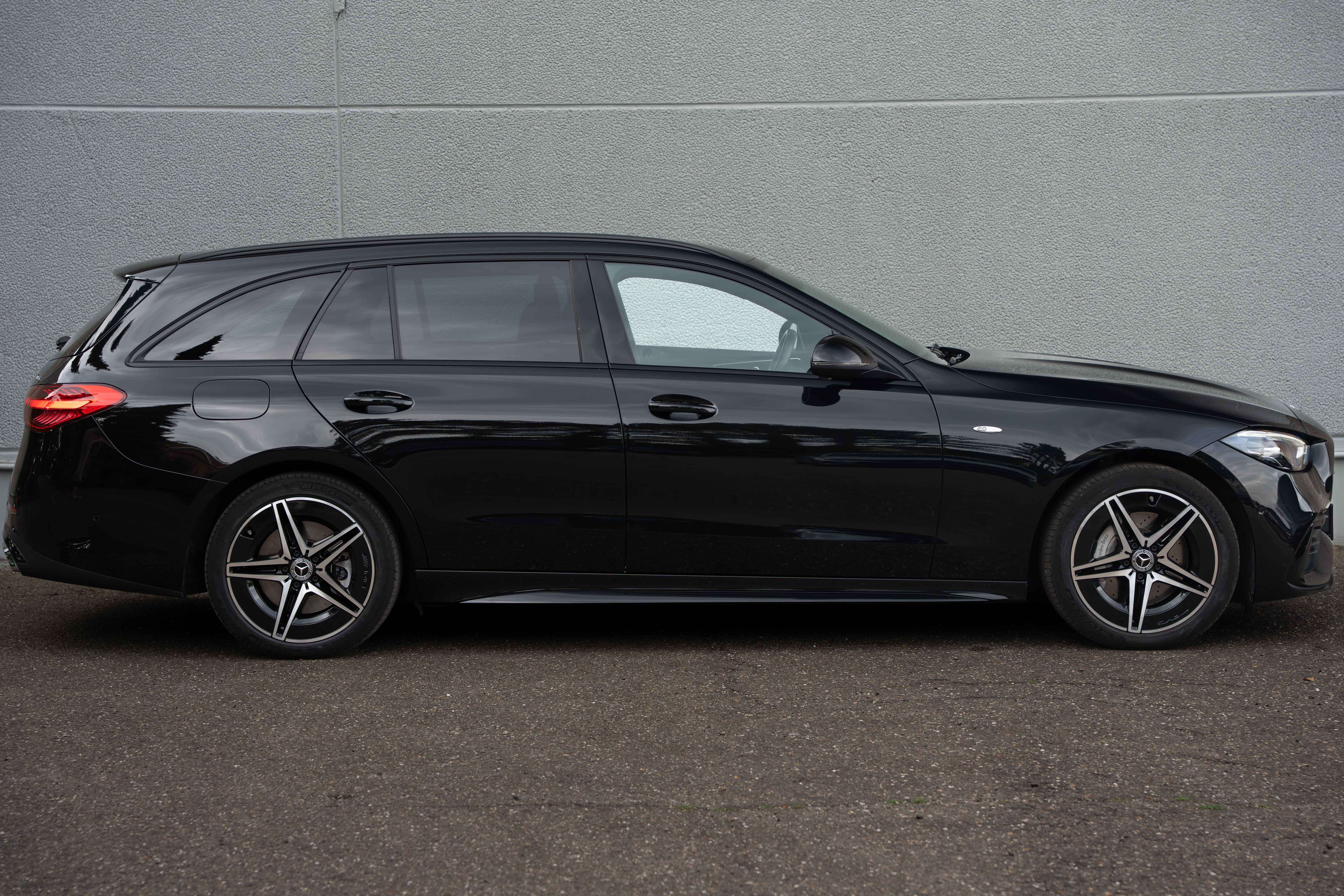 Mercedes-Benz C 300 de T 4M AMG-LINE/LED/MEMORY/AMBIENTE/CARPLAY/CAMERA