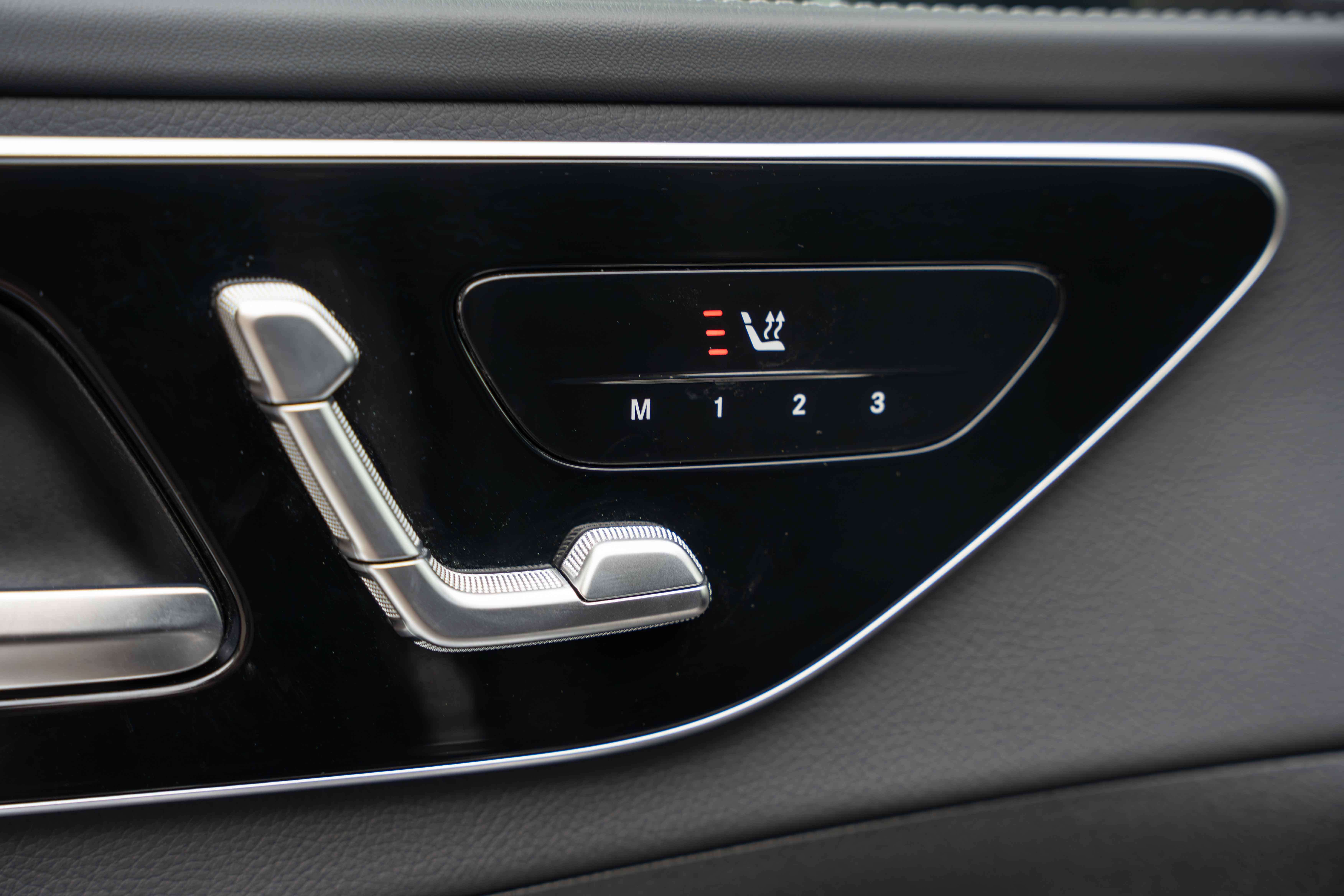 Mercedes-Benz C 300 de T 4M AMG-LINE/LED/MEMORY/AMBIENTE/CARPLAY/CAMERA