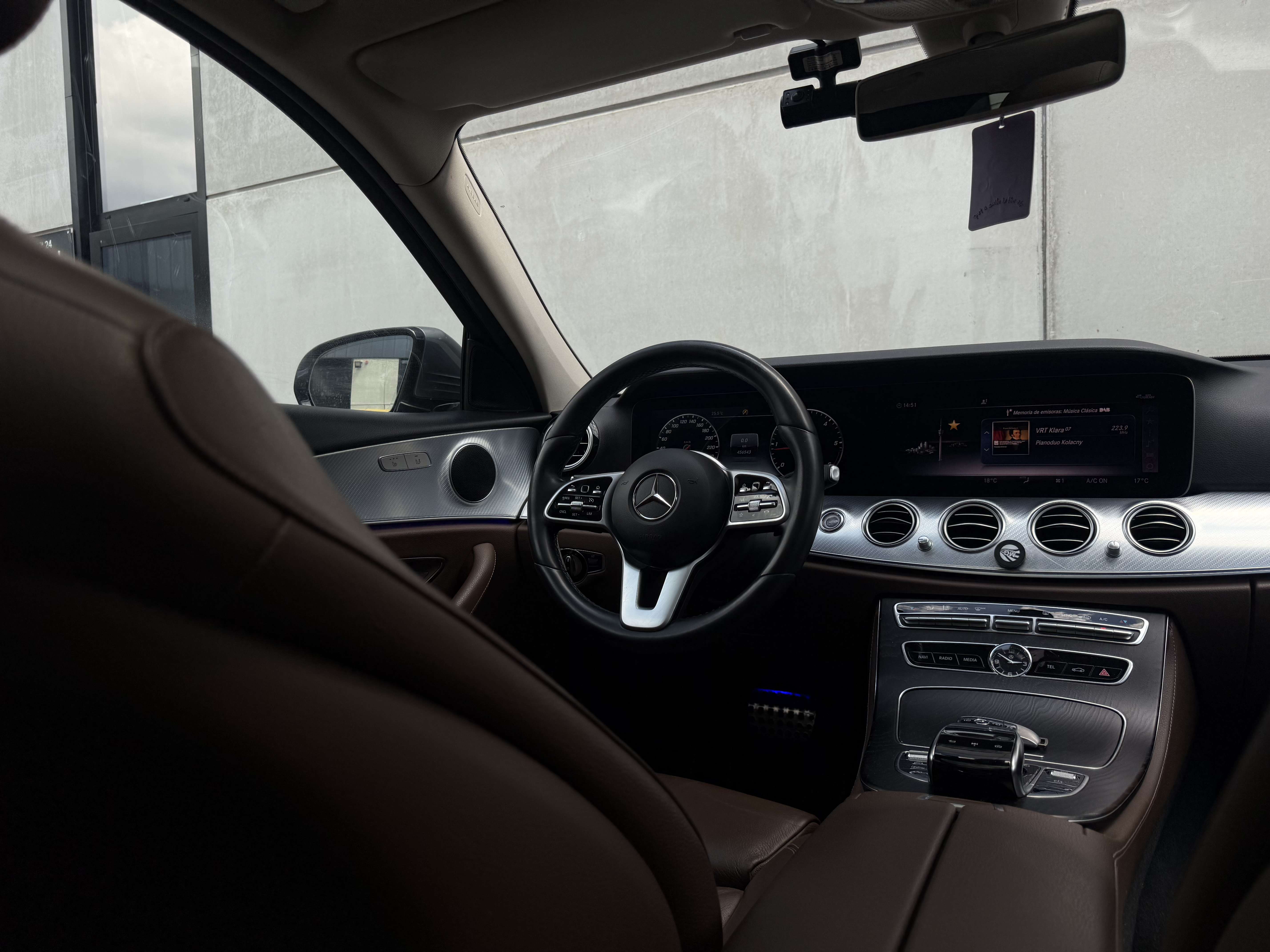 Mercedes-Benz E 200 BUSSINES SOLUTION*TOIT PANO*CUIR*AMBIENT LIGHT*EXP