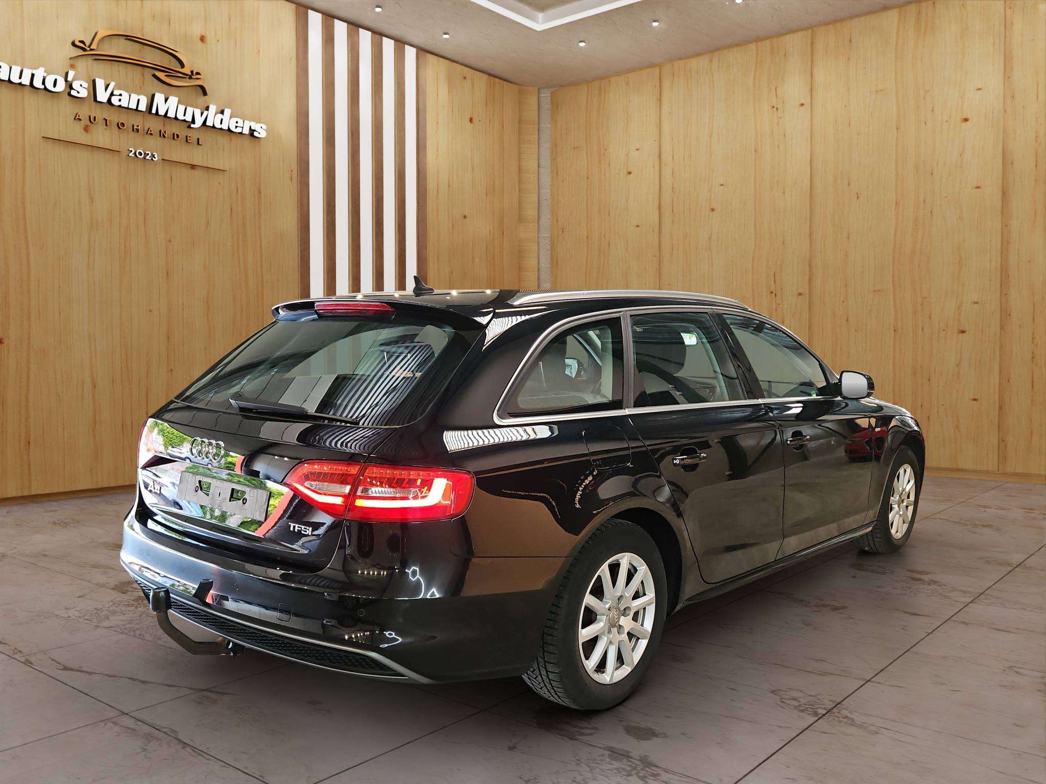 Audi A4 1.8 TFSI    S-LINE