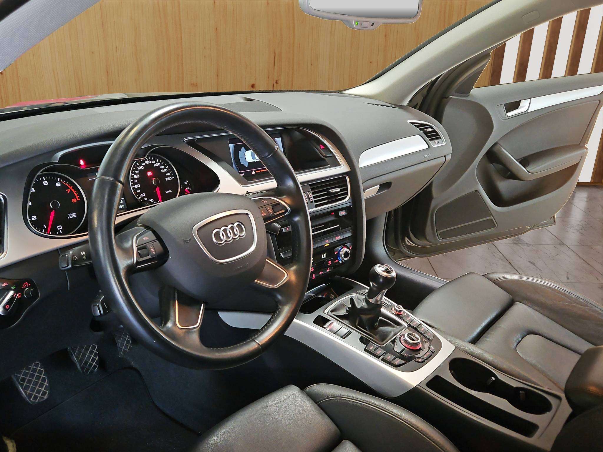 Audi A4 1.8 TFSI    S-LINE