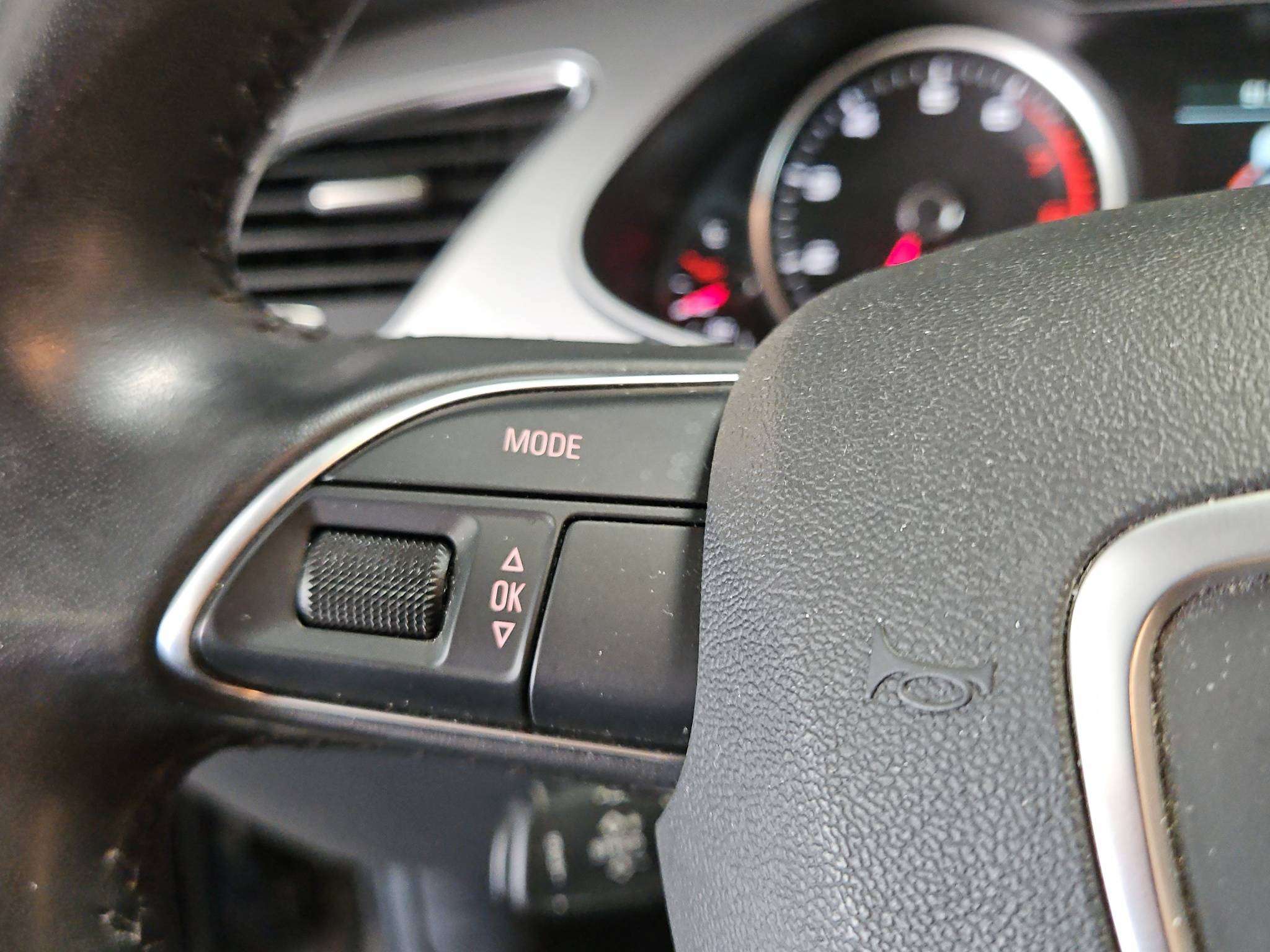 Audi A4 1.8 TFSI    S-LINE