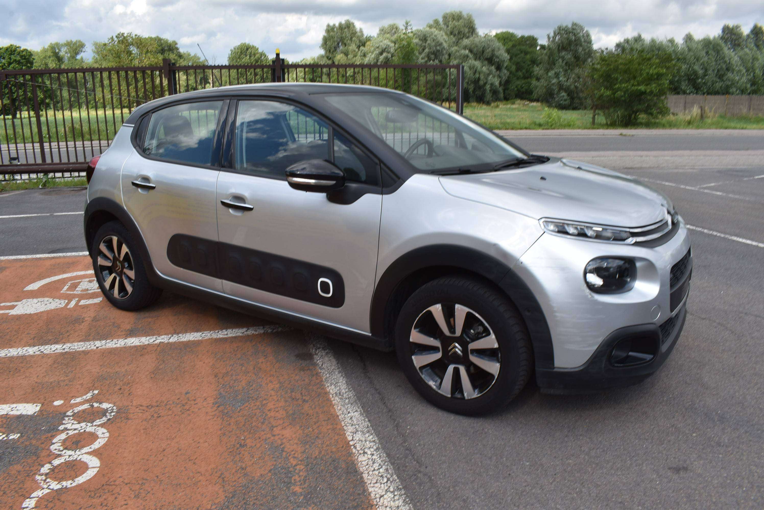 Citroen C3 1.2i GPS/CarPlay/Airco 60.000KM!! **B2B FIX PRICE**