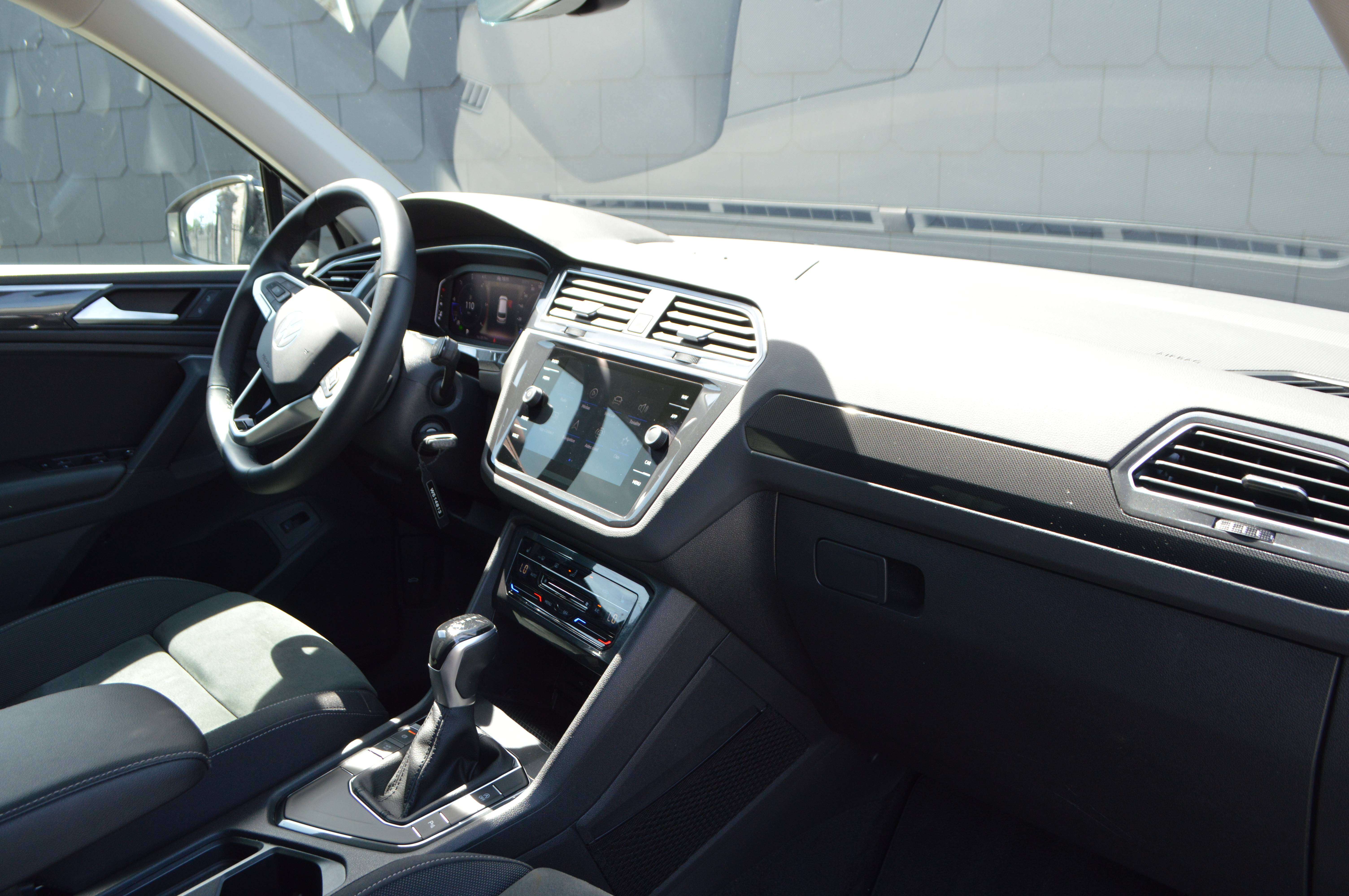 Volkswagen Tiguan Tiguan 2.0 TDI SCR DSG 1HND CARNET CARPASS AUTOMAAT NAVI CARPLAY