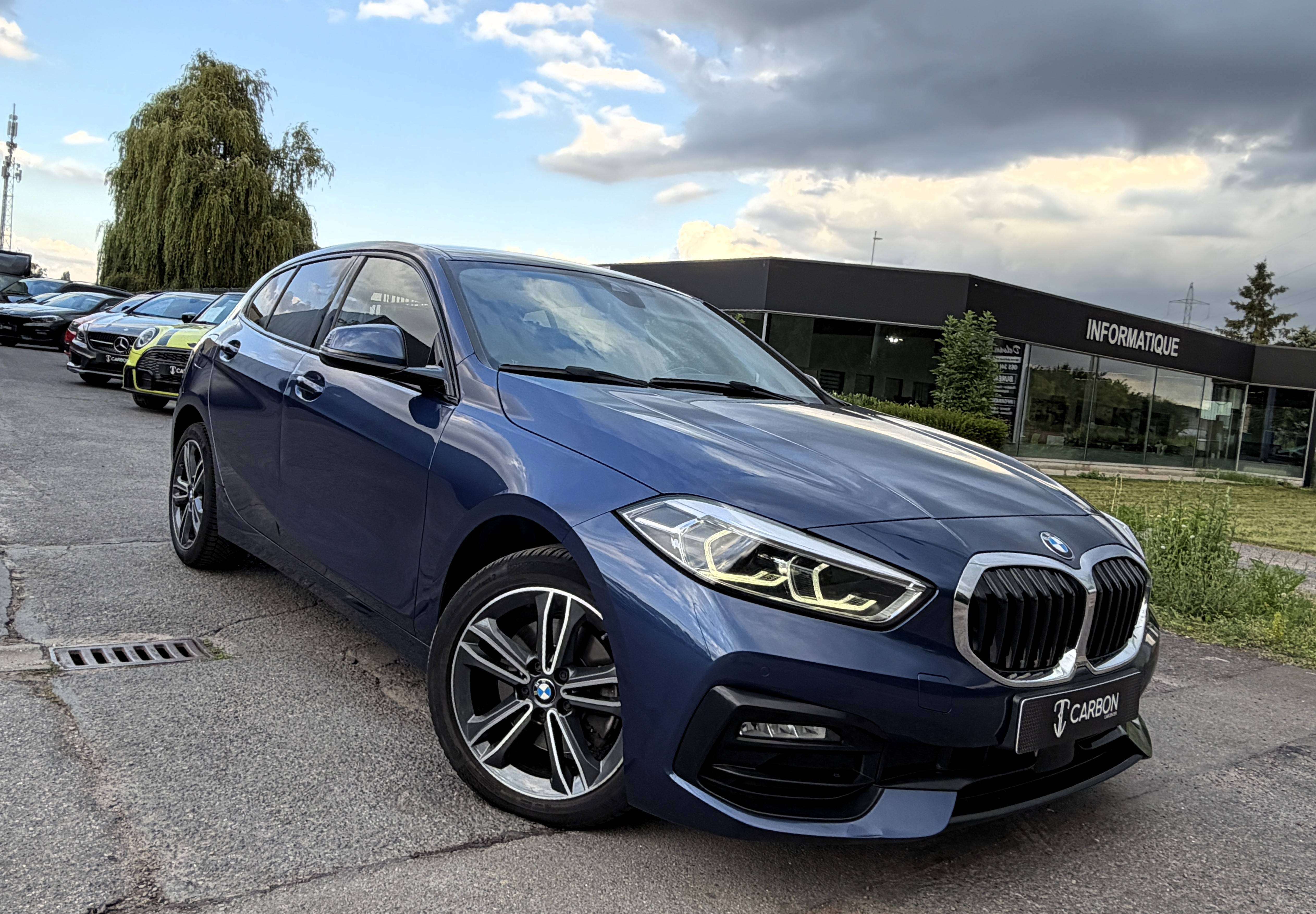 BMW 118 iA Sport Line 1er PROPRIO/COCKPIT/NAVI/CARPLAY/SHADOW LINE/SIEGES SPORT CHAUFF./HISTORIQUE COMPLET