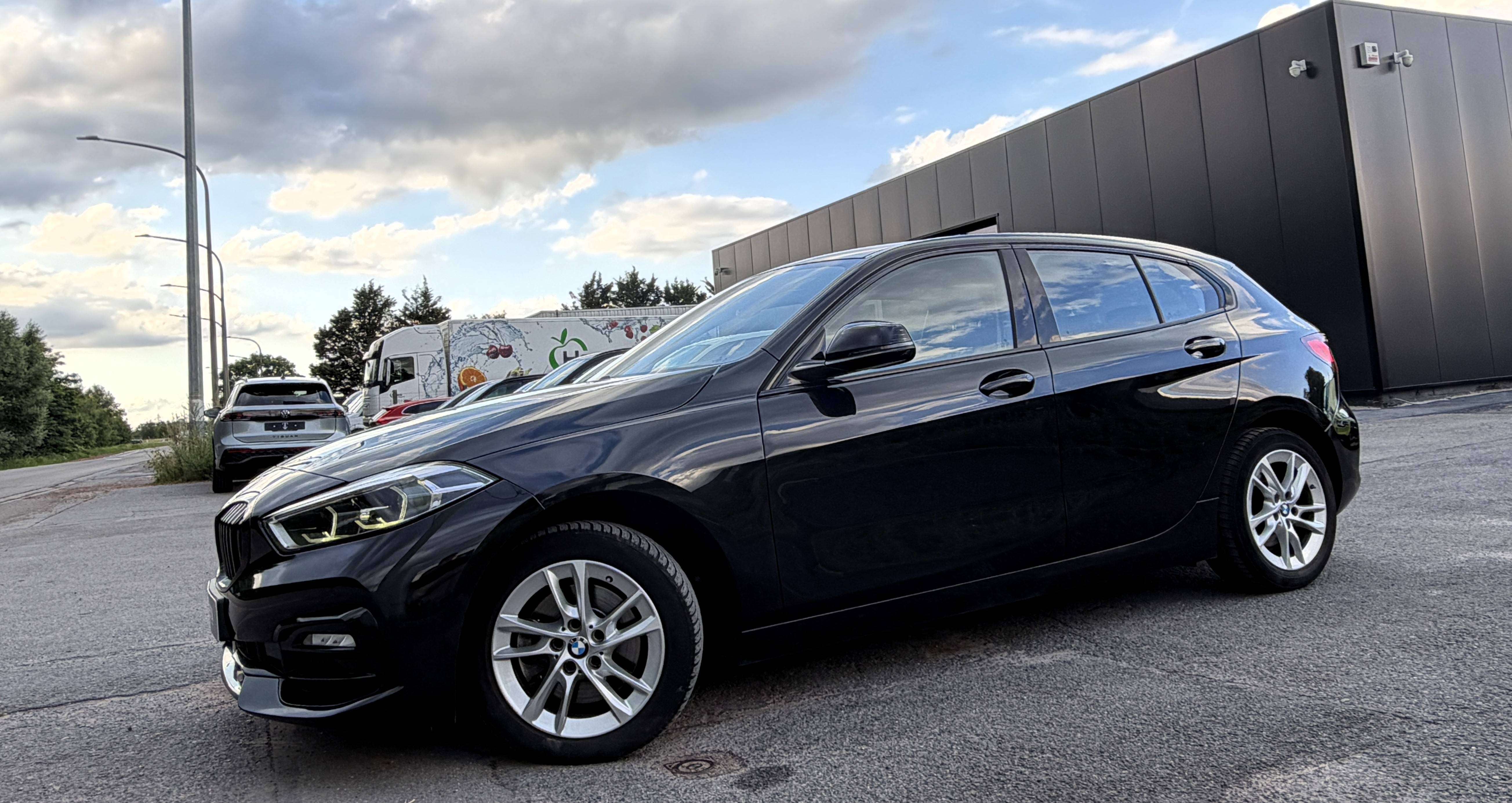 BMW 118 iA Sport Line 1er PROPRIO/COCKPIT/NAVI/CARPLAY/SHADOW LINE/SIEGES SPORT CHAUFF./HISTORIQUE COMPLET