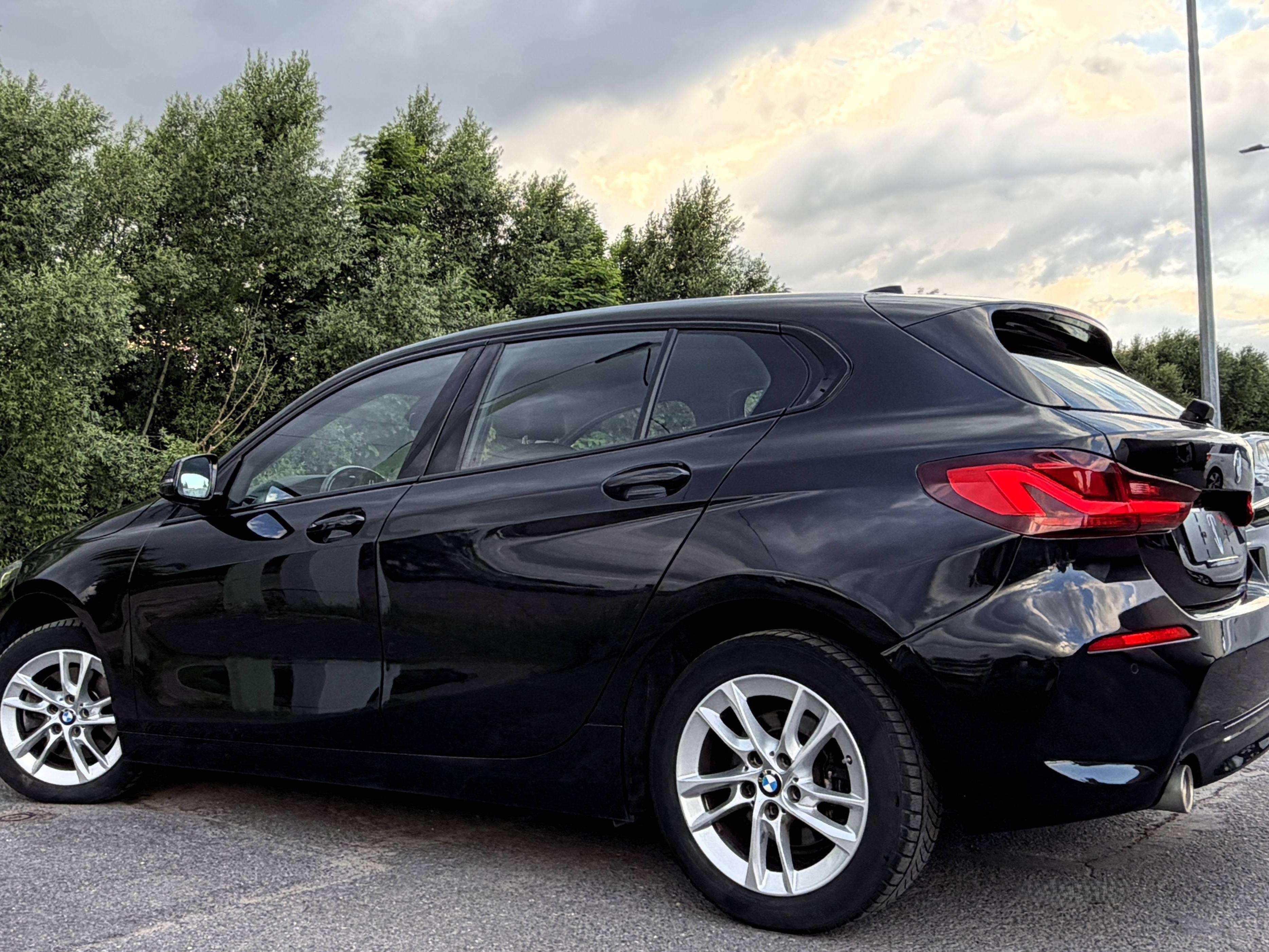 BMW 118 iA Sport Line 1er PROPRIO/COCKPIT/NAVI/CARPLAY/SHADOW LINE/SIEGES SPORT CHAUFF./HISTORIQUE COMPLET