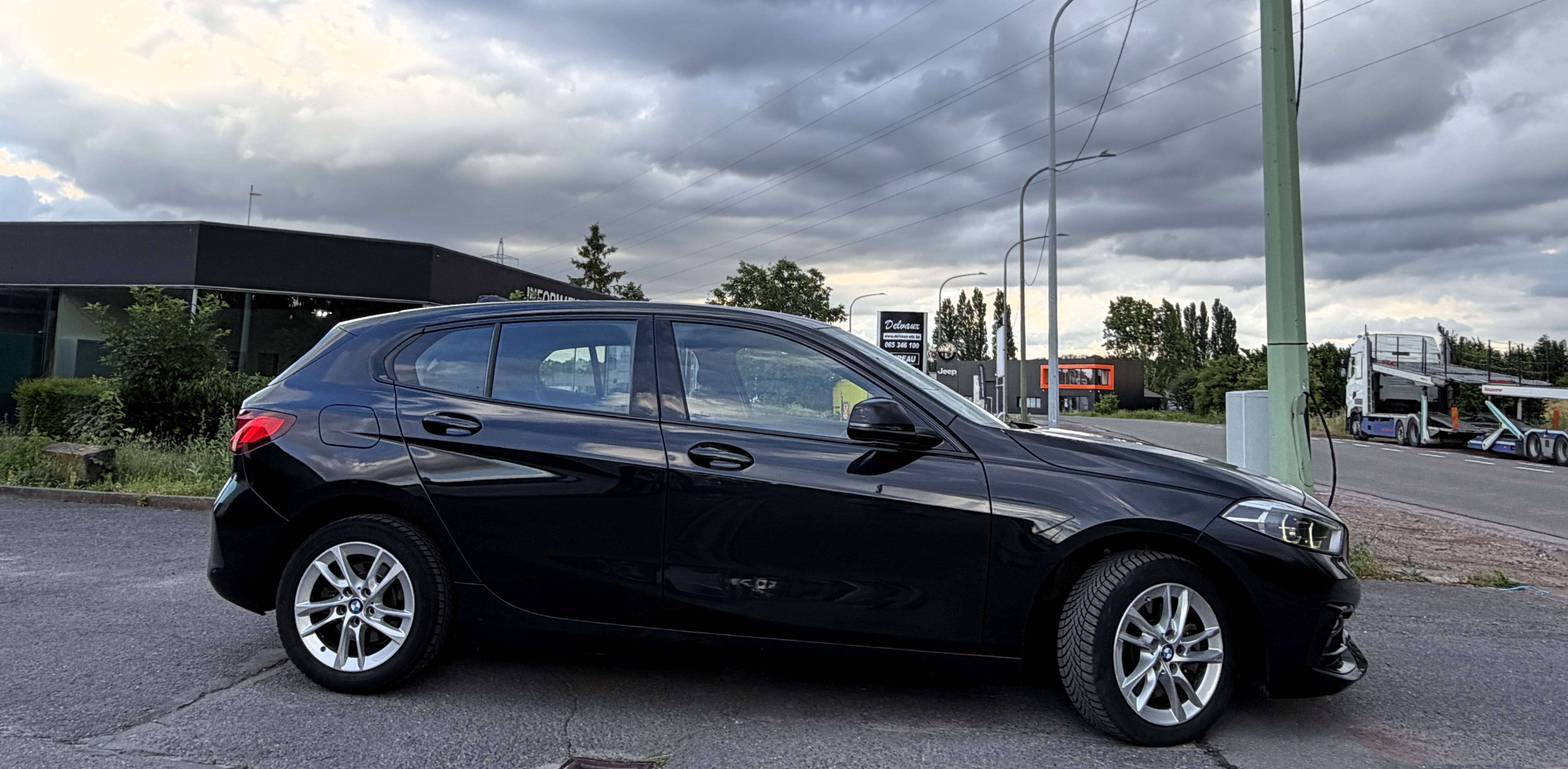 BMW 118 iA Sport Line 1er PROPRIO/COCKPIT/NAVI/CARPLAY/SHADOW LINE/SIEGES SPORT CHAUFF./HISTORIQUE COMPLET