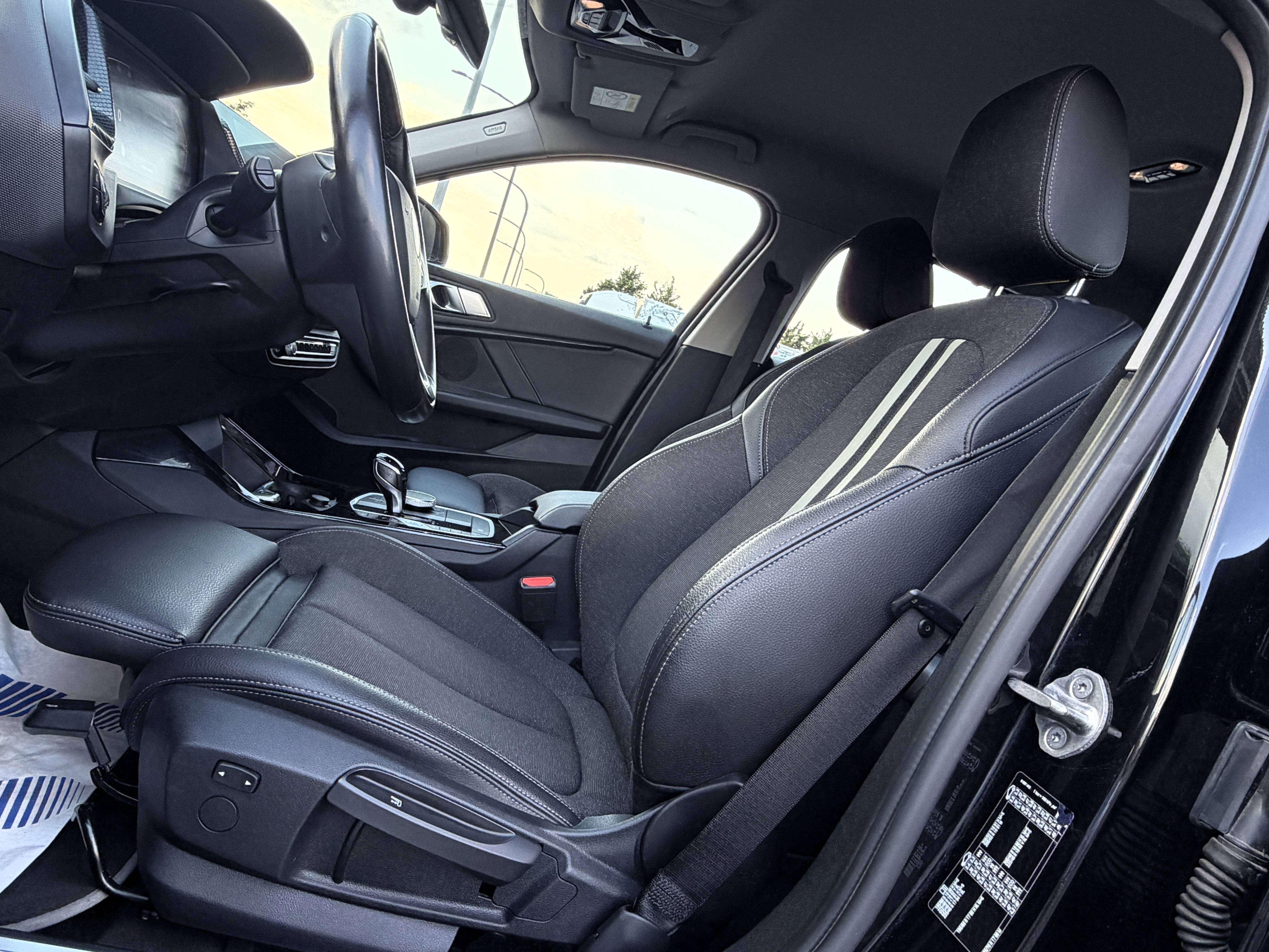 BMW 118 iA Sport Line 1er PROPRIO/COCKPIT/NAVI/CARPLAY/SHADOW LINE/SIEGES SPORT CHAUFF./HISTORIQUE COMPLET