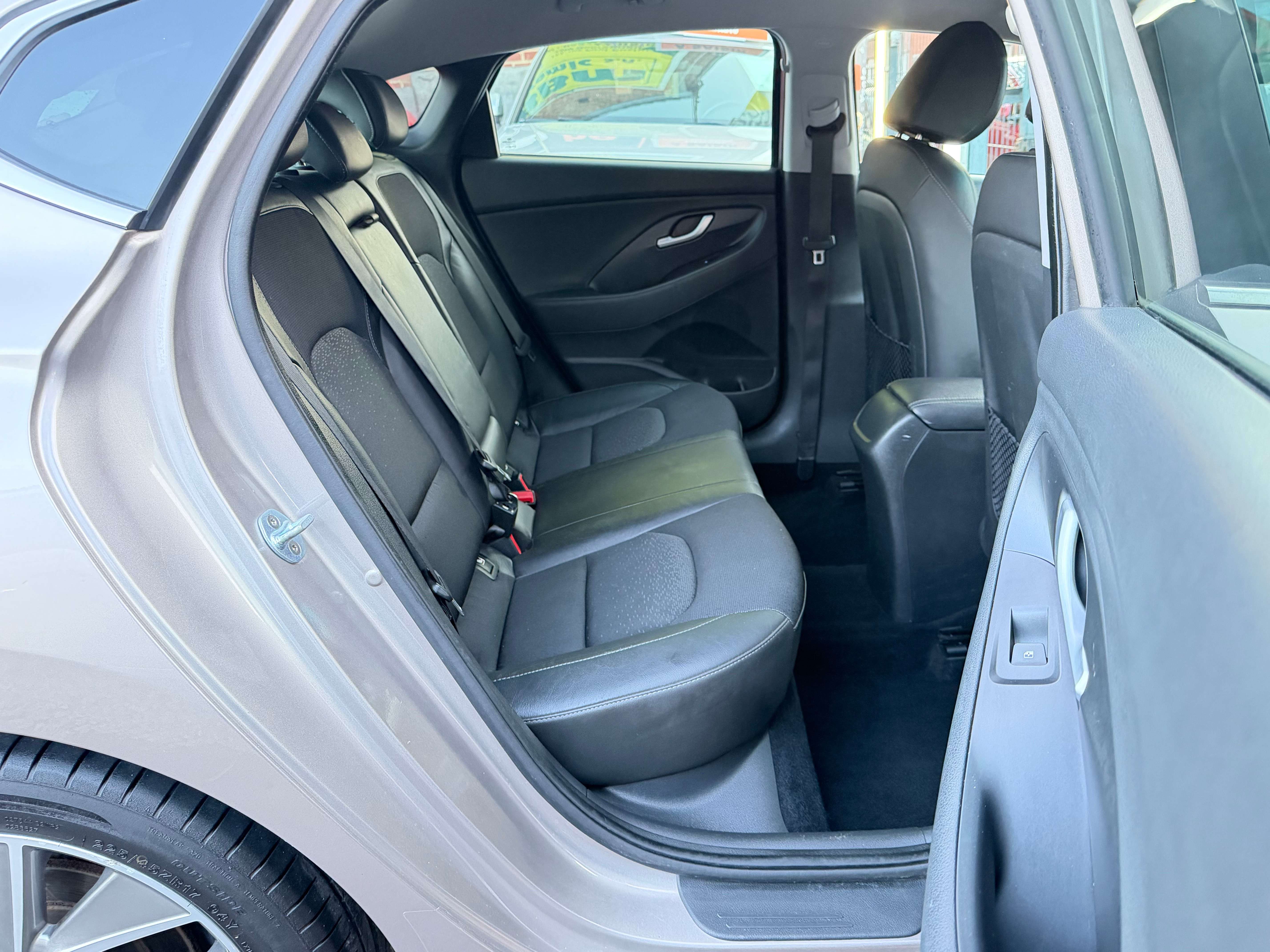 Hyundai i30 i30 Fastback 1.0 T-GDi • CUIR • NAVI • CAMERA • JANTES • GARANTI 12 MOIS !!