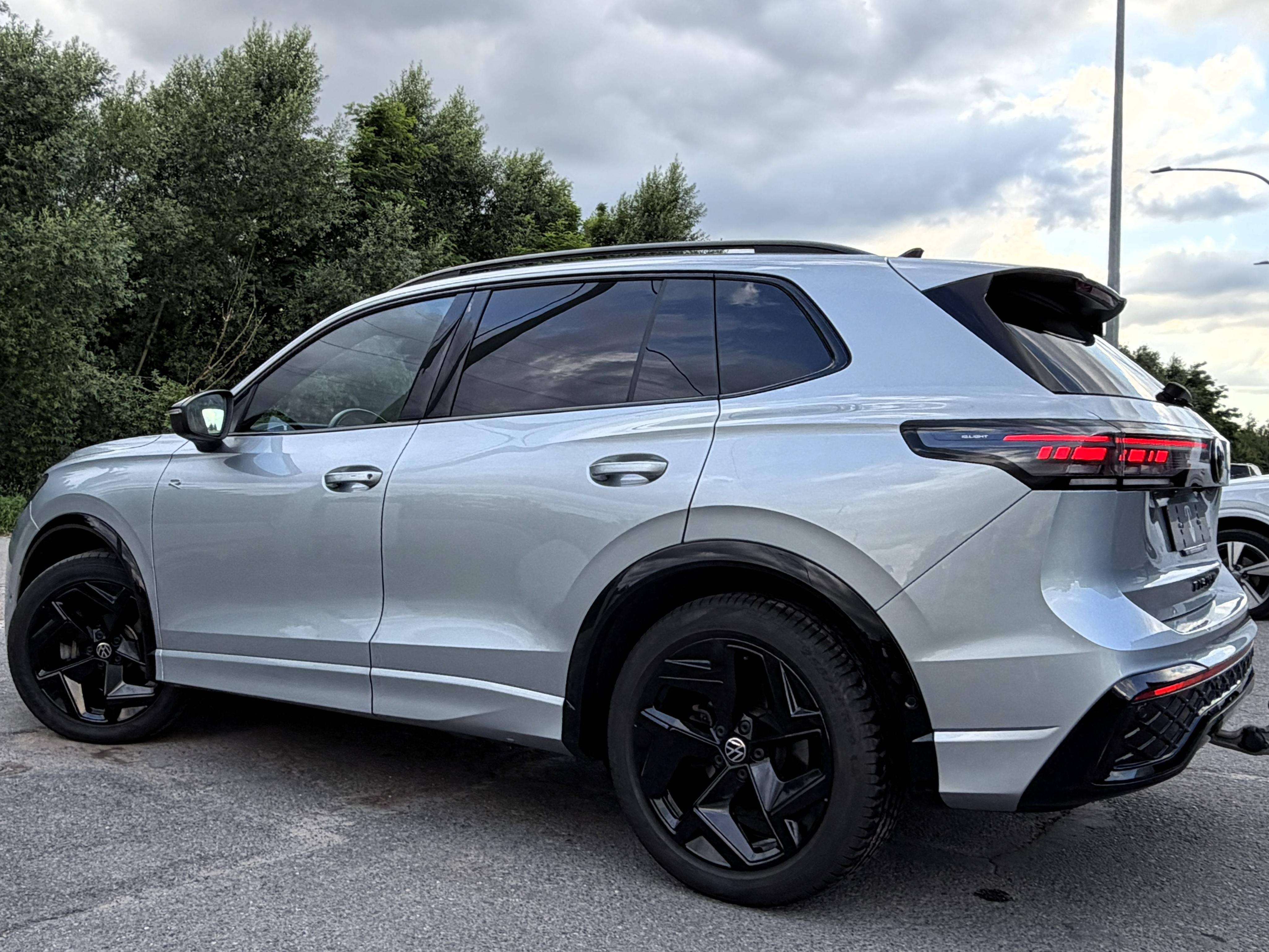 Volkswagen Tiguan 2.0 TDI R-Line DSG BLACK PACK/FULL CUIR/HEAD-UP/KEYLESS/SIEGES CHAUFF-VENTILLE/GARANTIE