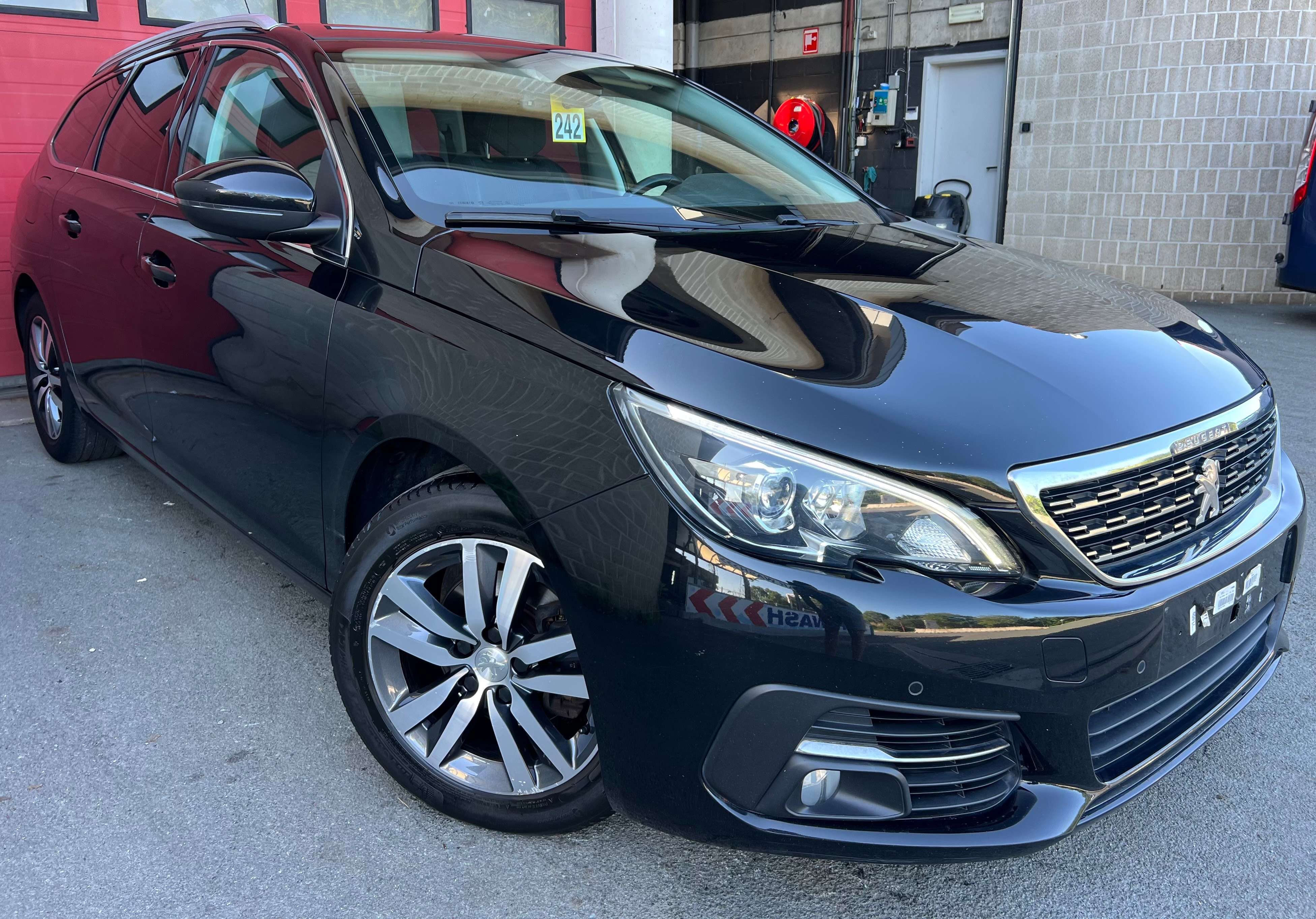 Peugeot 308 SW 1.5 BlueHDi Allure + NAVI + CAR-PASS + PANO