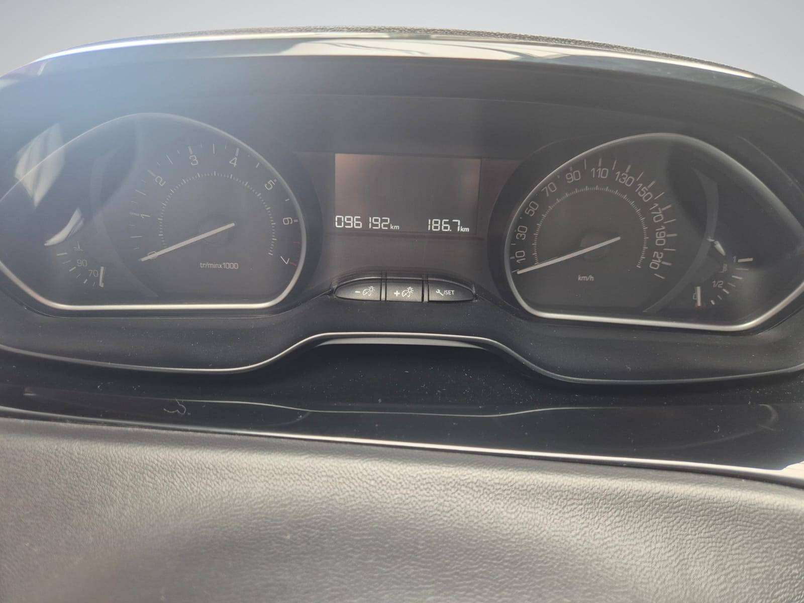 Peugeot 208 1.2i Active / Ecran Multifonction + Navigation / Capteurs de Stationnement Arrière / Garantie 12 Mois