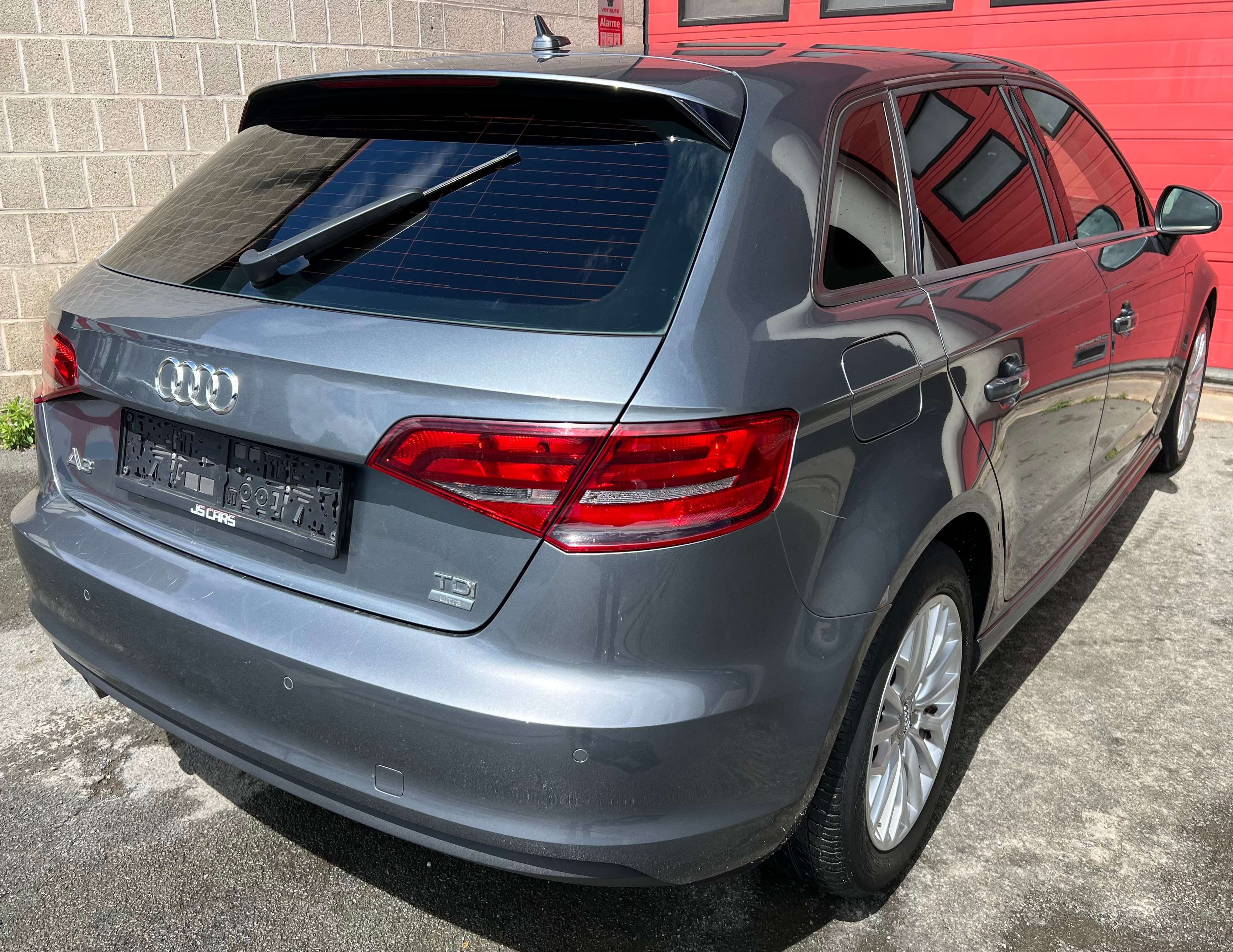 Audi A3 Sportback 1.6 TDi Ambiente + CLIM + NAVI